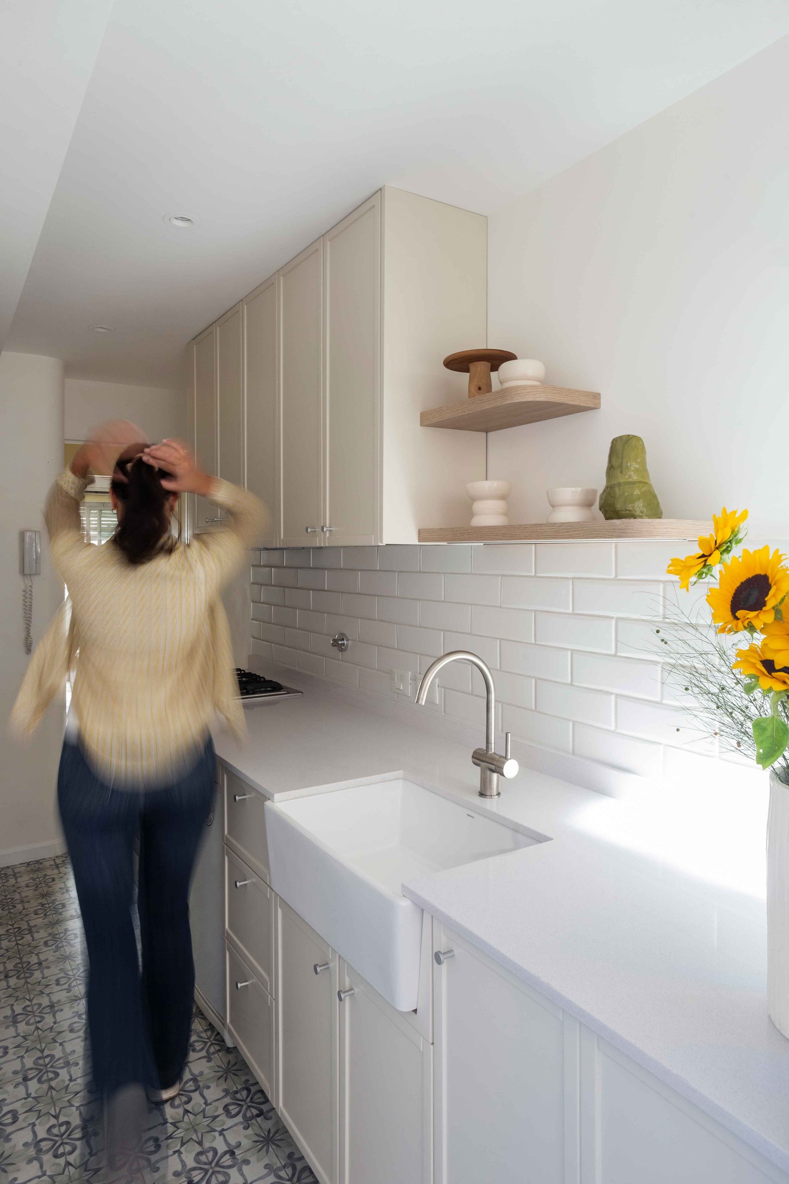Cocina moderna escandinava con lavabo de granja y azulejos blancos — proyecto Laprida, por Bouré Studio, en Barrio Norte