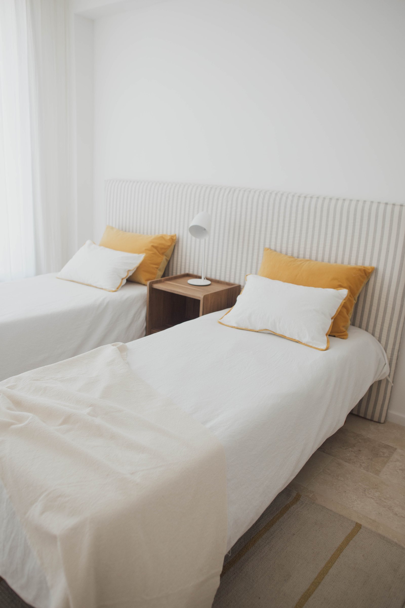 Quarto de hotel com duas camas de solteiro, estilo escandinavo moderno — projeto Urbana las lomas, por LACROZE DESIGN STUDIO, em San Isidro
