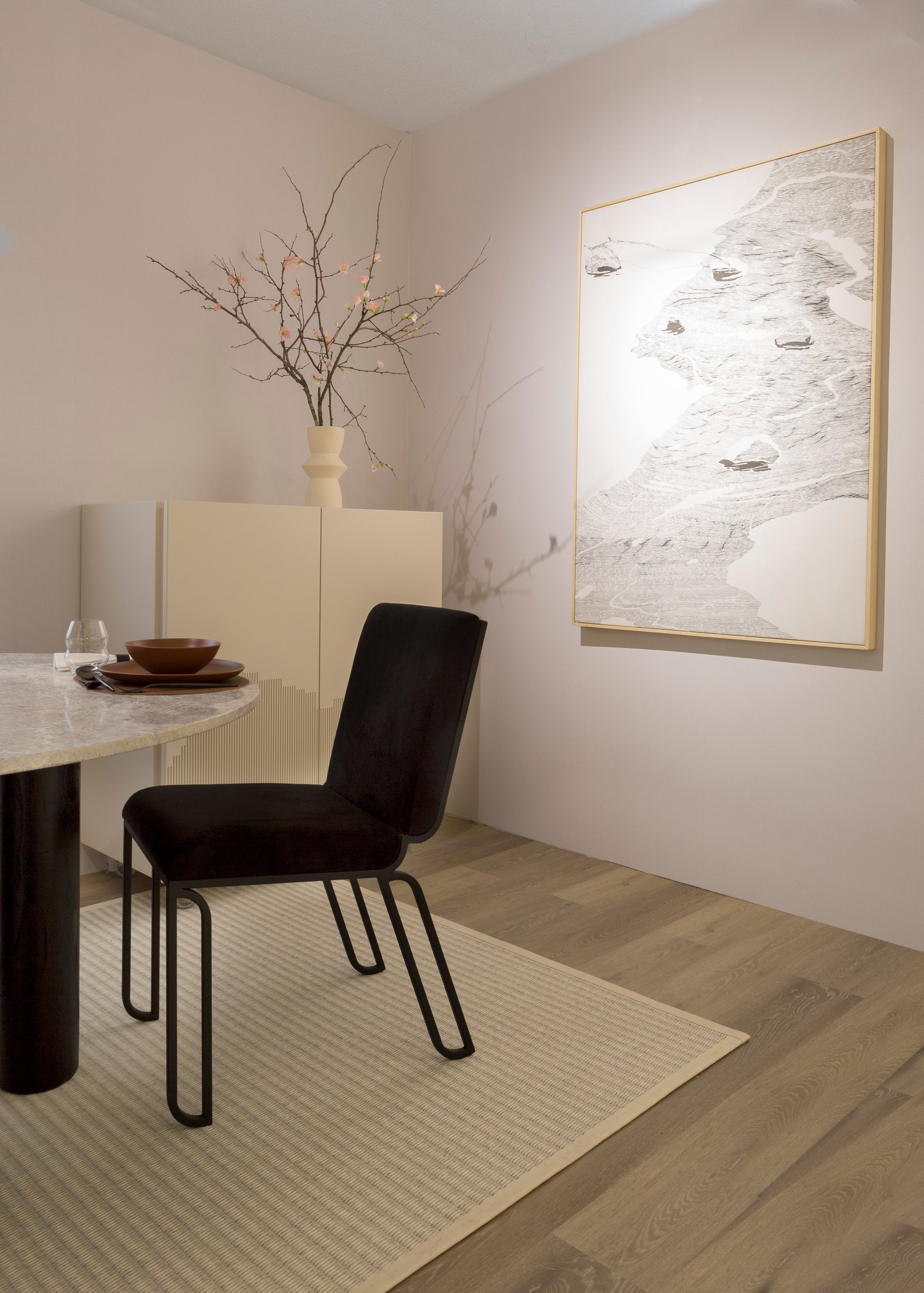 Sala de jantar moderna com mesa redonda de mármore e cadeiras pretas — projeto Kalpakian, por Ren Studio, em Recoleta