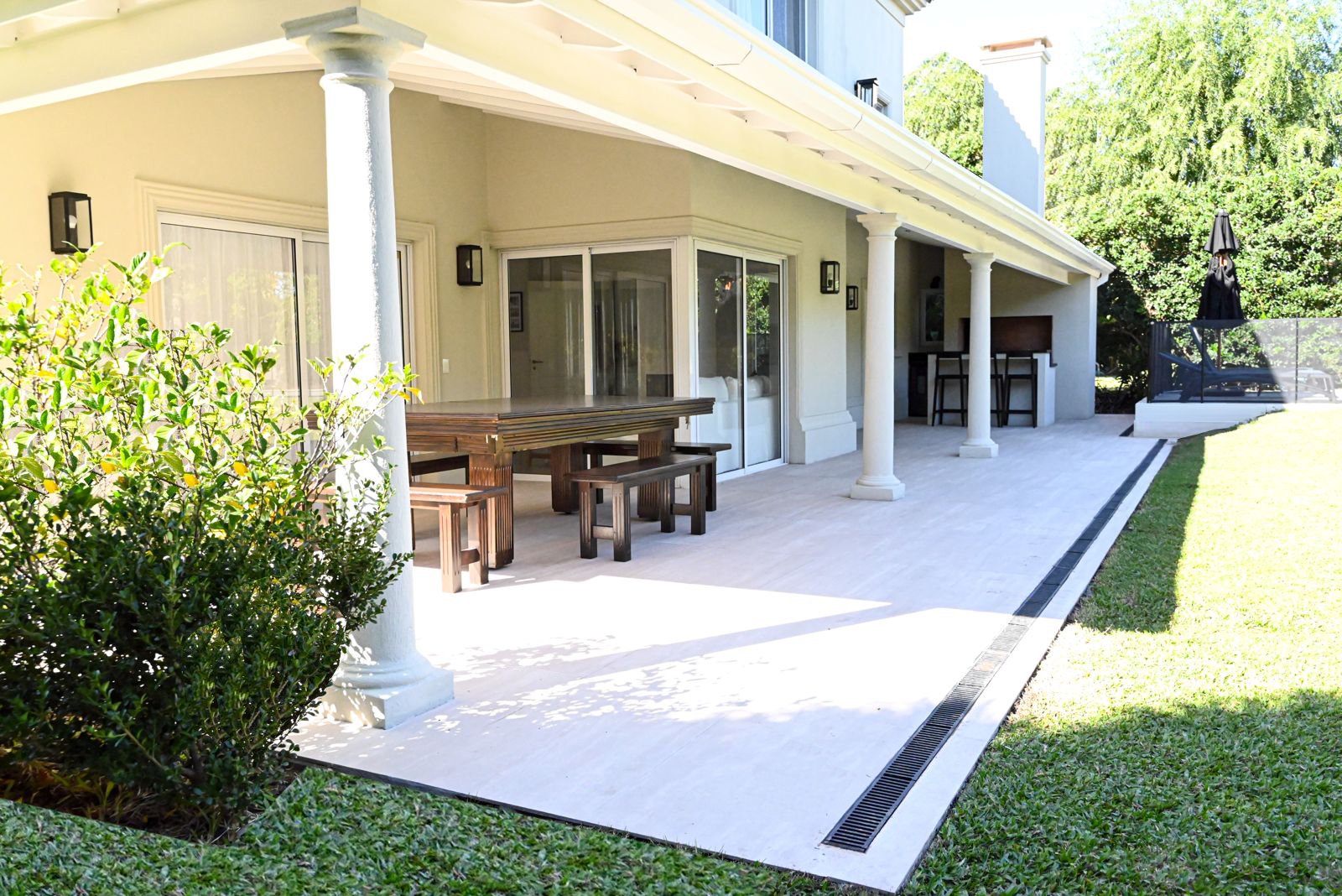 patio moderno con pergola e iluminación — proyecto SANTA BÁRBARA, por ESTUDIO TEZ, en Corredor Bancalari - Benavidez 3901
