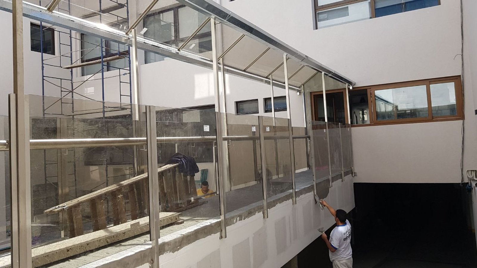 escada flutuante de concreto e metal em construção — projeto Sindicato de gaseosas, por Cristalcenter, em Buenos Aires