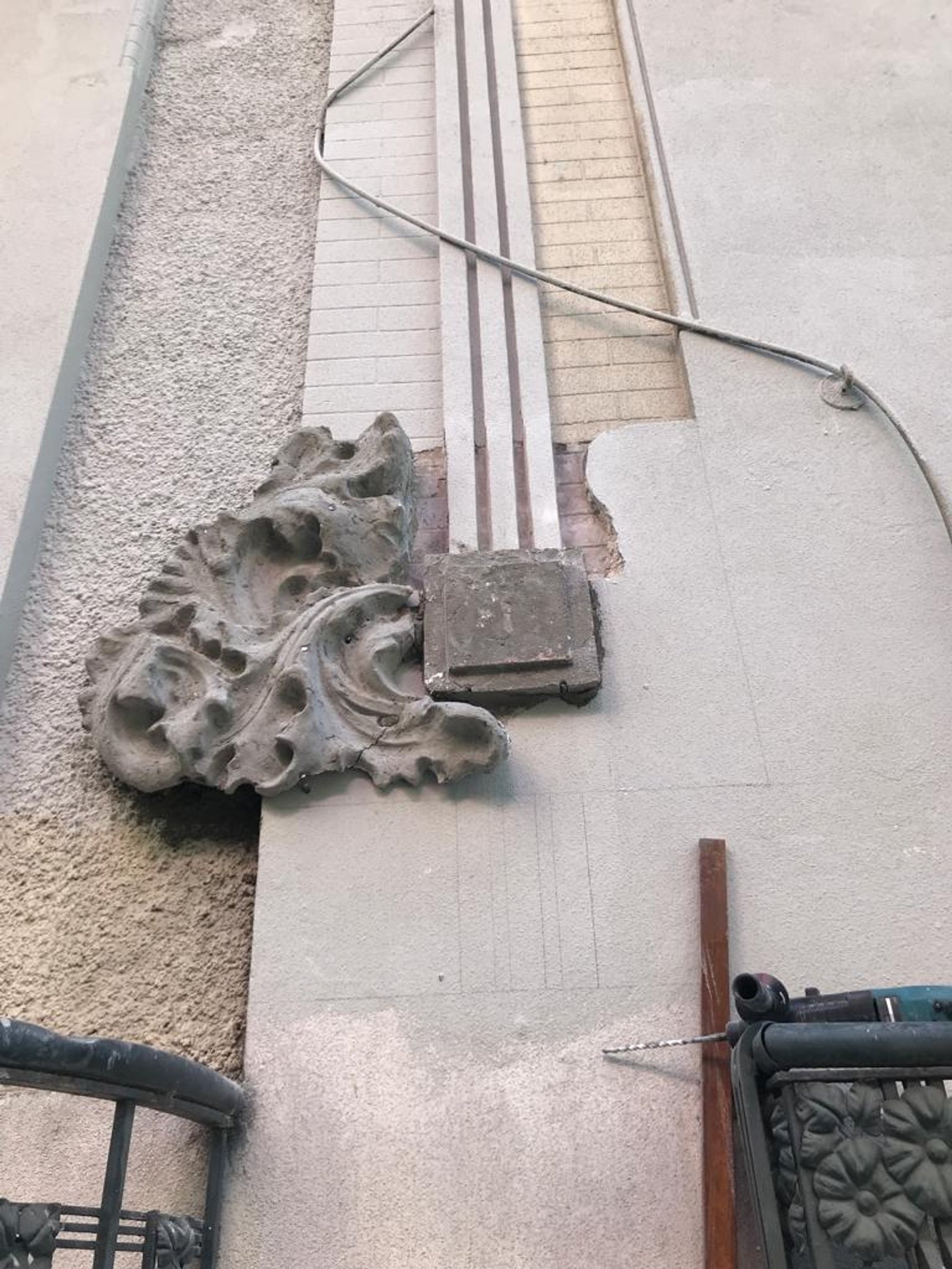 Fachada em construção com detalhe ornamental de gesso — projeto Edificio "La Molinera", por restauracionesdefachadas8958, em Av. Sta. Fe & Pres. José Evaristo Uribur