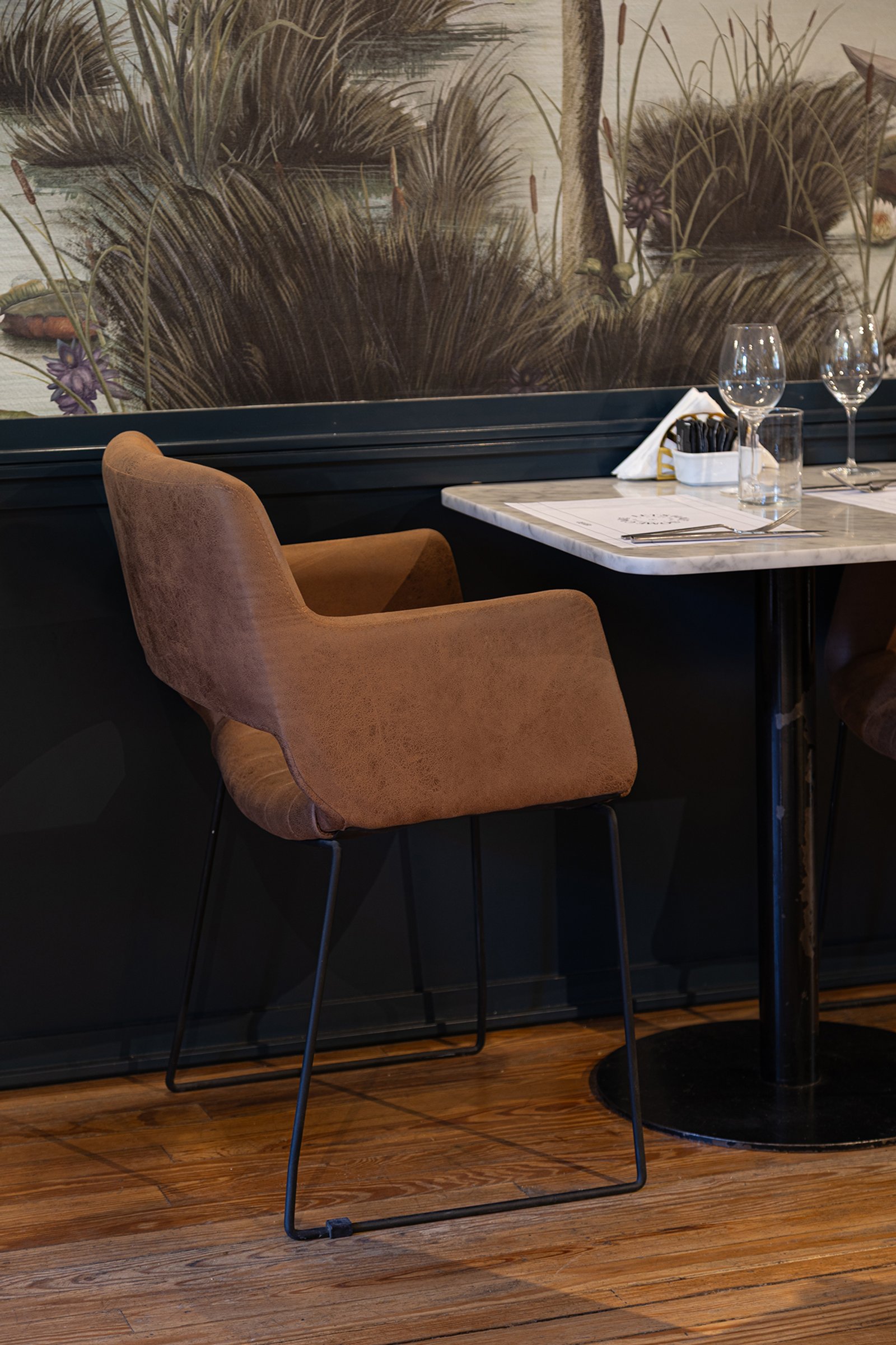 Armchair de comedor tapizado marrón junto a mesa de mármol — proyecto Olivier BA, por Gaby Alfonso, en Belgrano