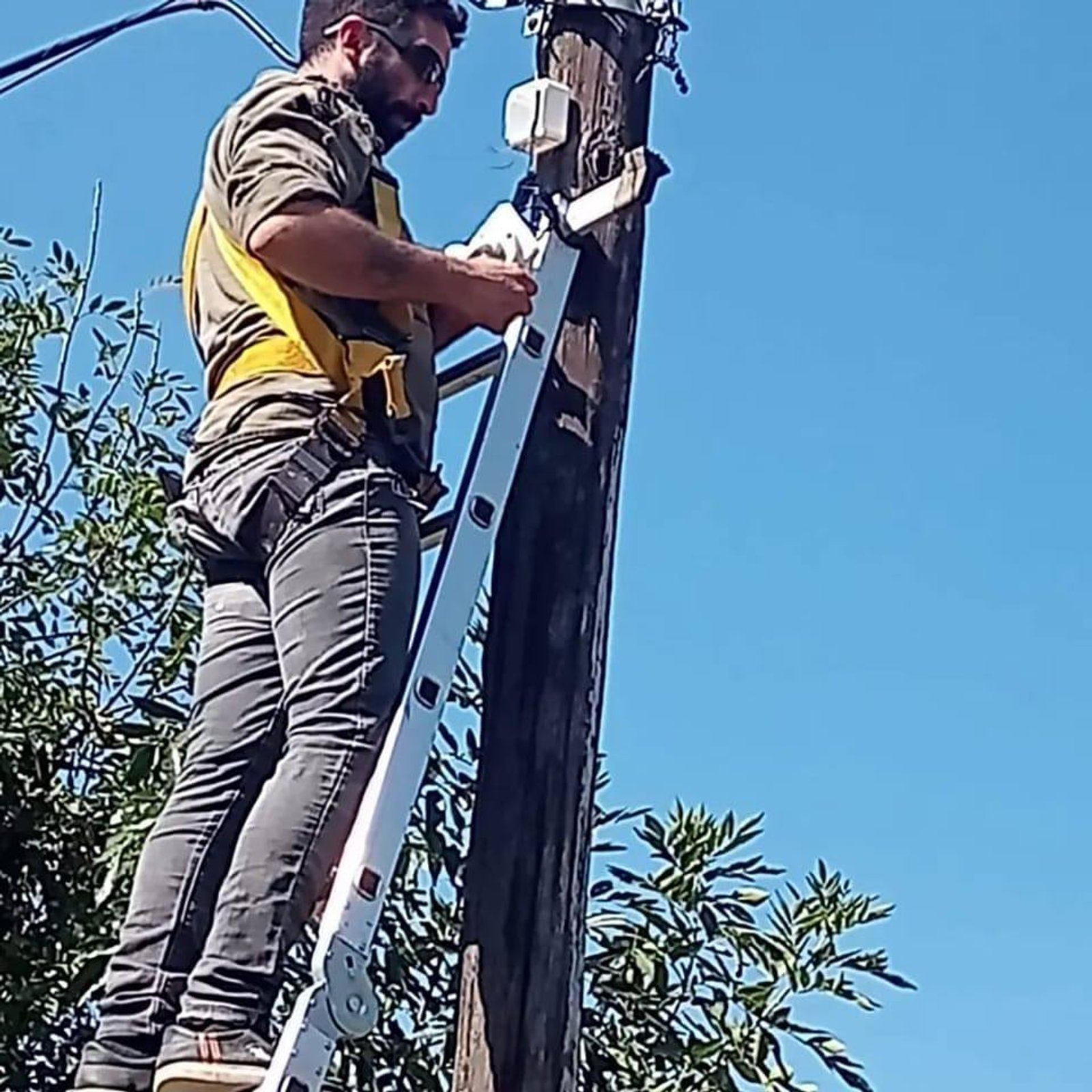 homem em escada trabalhando em poste — projeto seguridadintegral365, por seguridadintegral365, em Benavente 2120