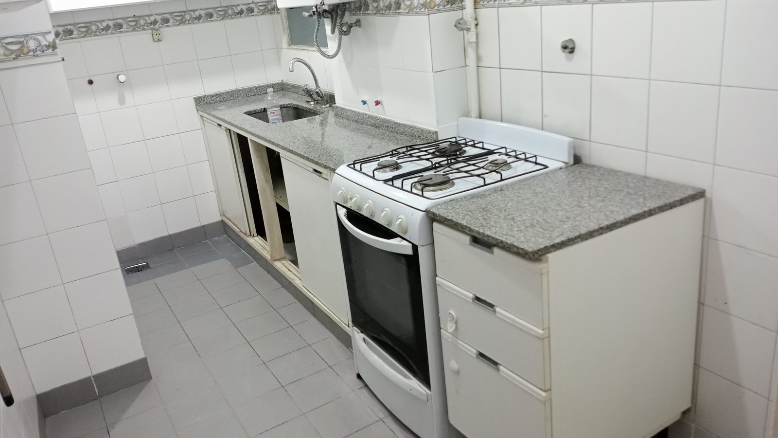 Cozinha em corredor branca com bancada de mármore cinza e fogão a gás — projeto Wineberg 2770, por A&E construcciónes, em Hernan Wineberg 2770 B1636DIE