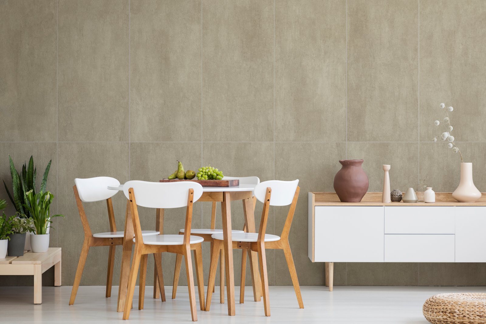 Comedor moderno con pared texturada y mesa de madera — proyecto 60x120, por Cerámica Alberdi 