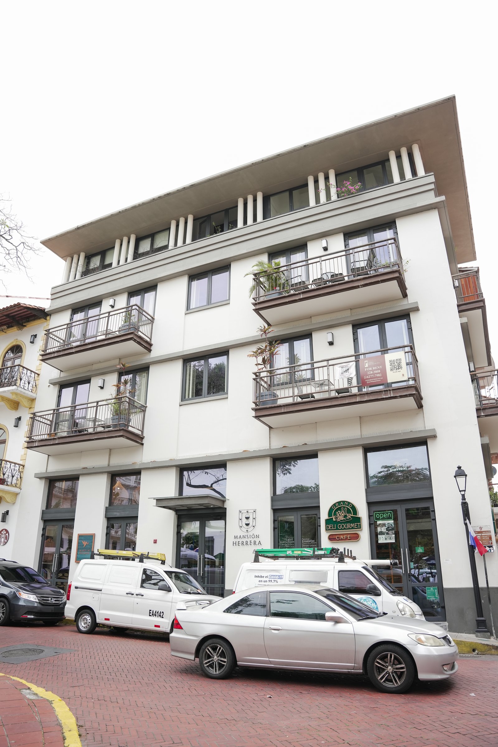 Edifício comercial moderno de vários andares com varandas e lojas — projeto Mansión Herrera, por MUCHTEK, em Panamá