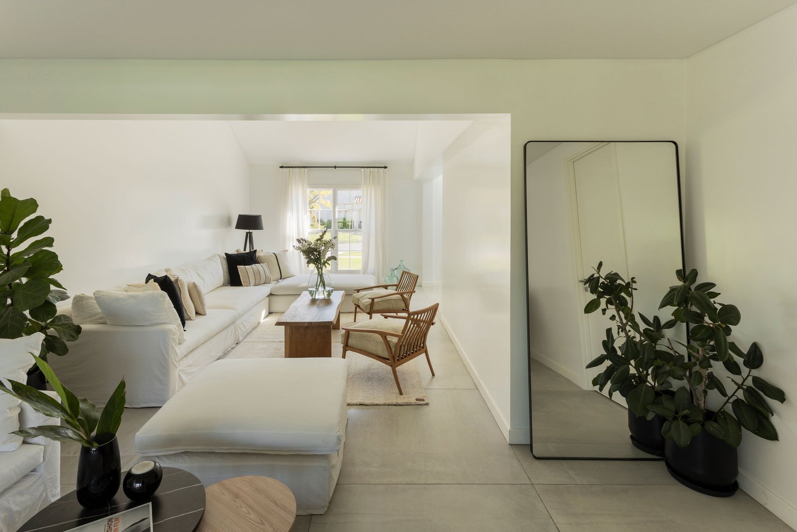 Sala de estar escandinava minimalista com muita luz — projeto REFORMA GDLT, por Rastro Estudio, em Nordelta