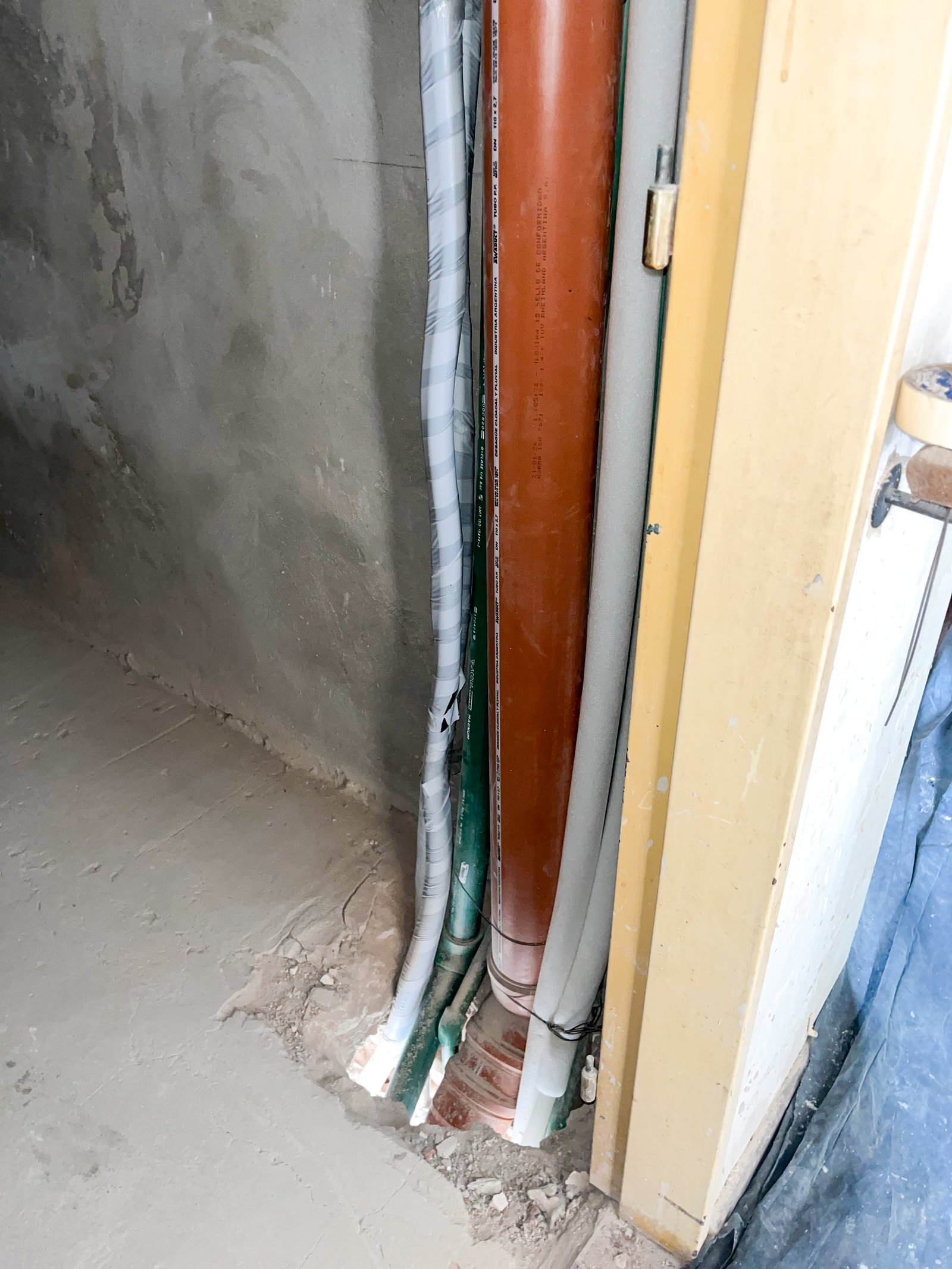 Tuberías y muro de concreto en construcción — proyecto Instalación de Sistema Multisplit y Radiadores Acassuso, por Climatizacion HD, en B1641 Acassuso