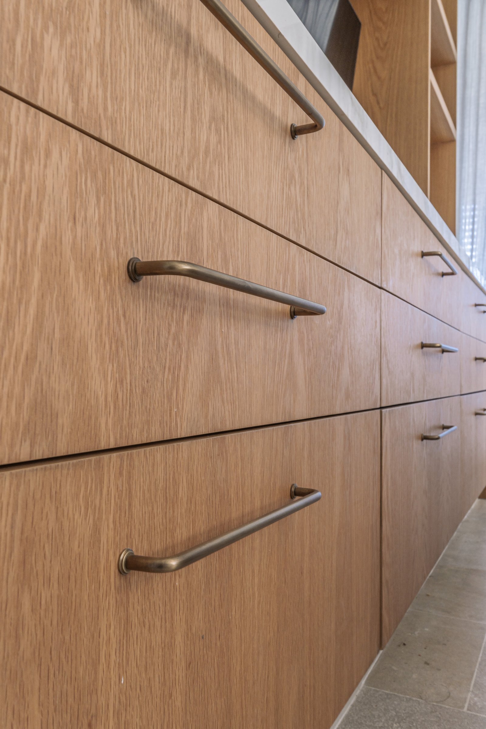 Muebles de madera natural con tiradores minimalistas — proyecto Pilar A, por Josefina Bertora, en Los Cipreses 2