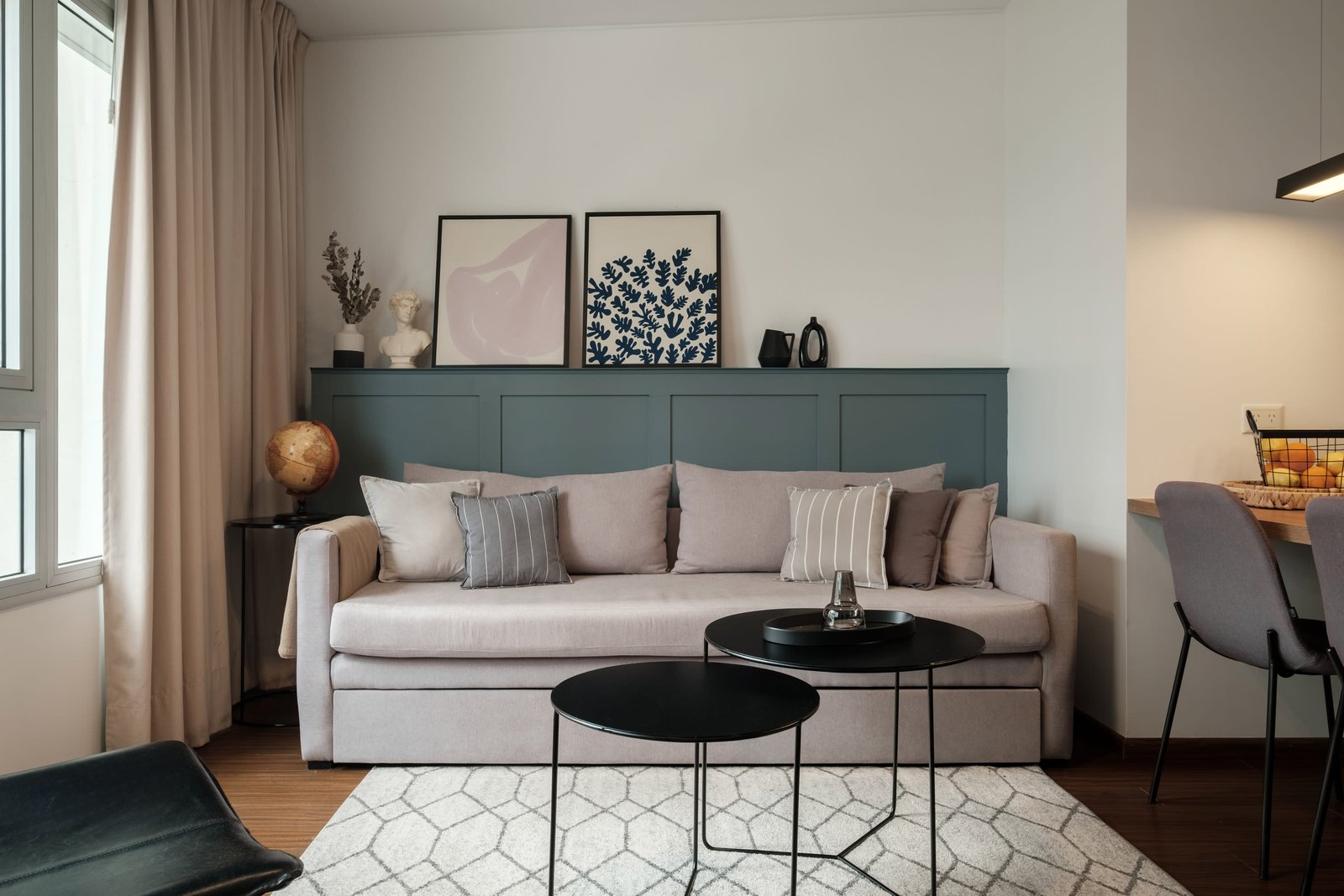 Living moderno con sofá modular beige y detalles en paneles de madera azul — proyecto decoracion thames // atlanticoarqs, por atlantico arqs, en Palermo Soho