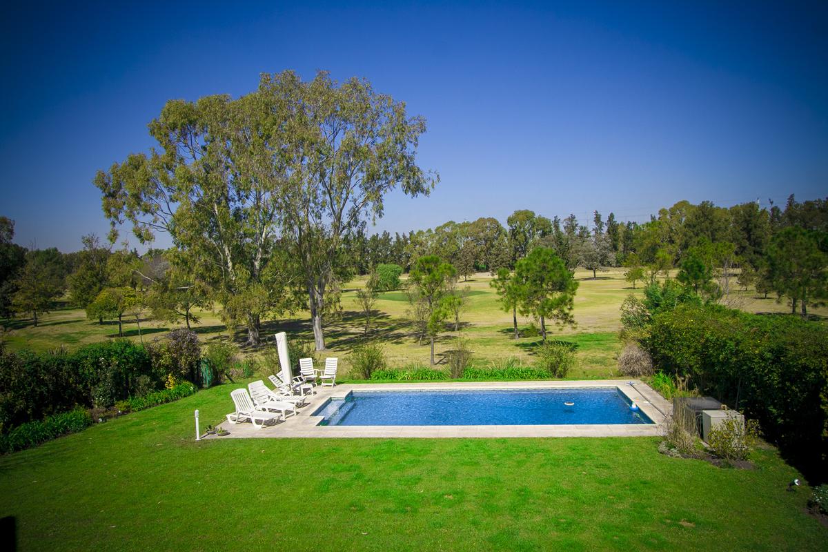 Área de piscina moderna em paisagem rural com deck e gramado — projeto Arquitectura, por Geo Estudio, em Buenos Aires