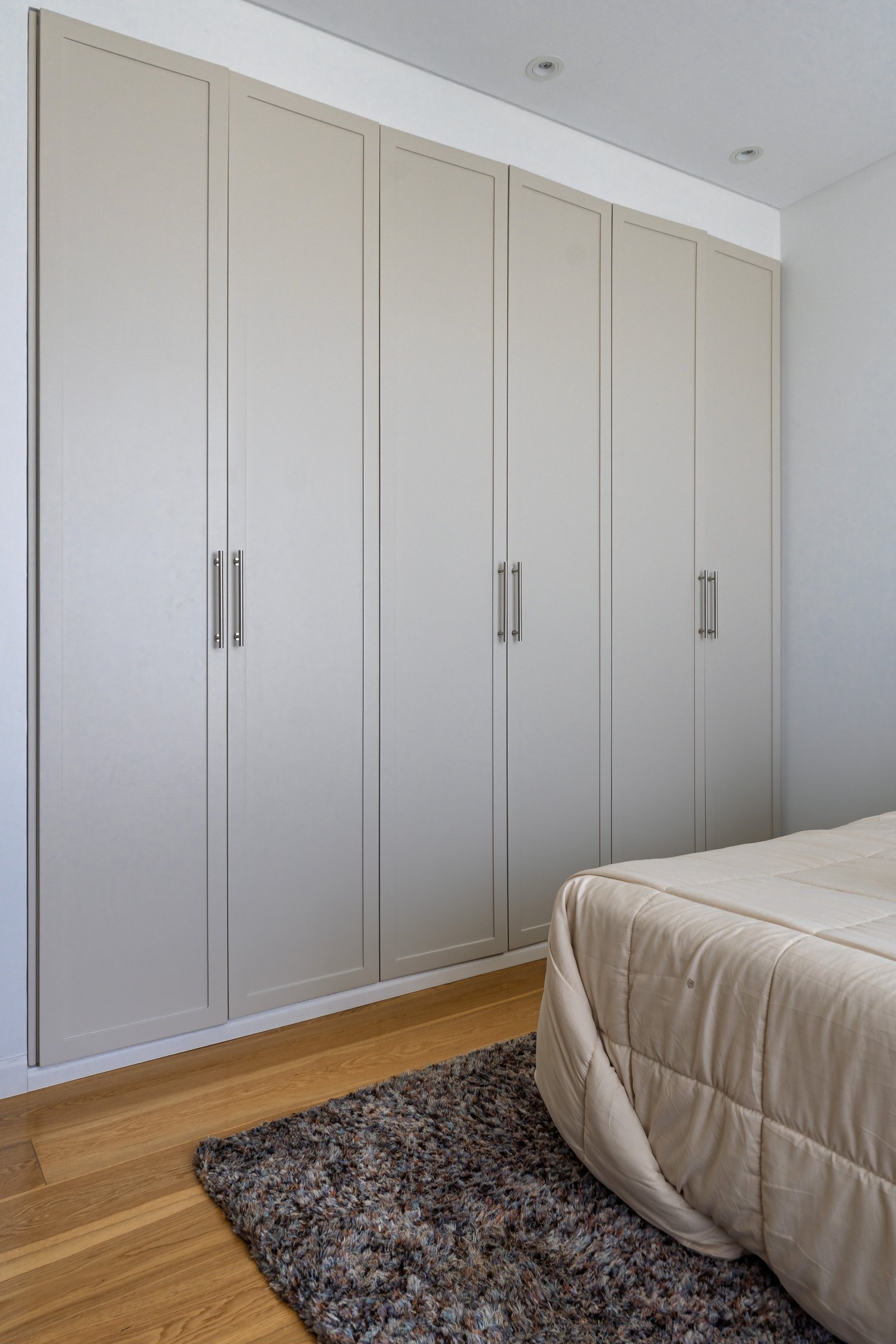 dormitorio moderno con placard integral beige — proyecto Greenville , por ABEJA CONCEPT, en C. 152