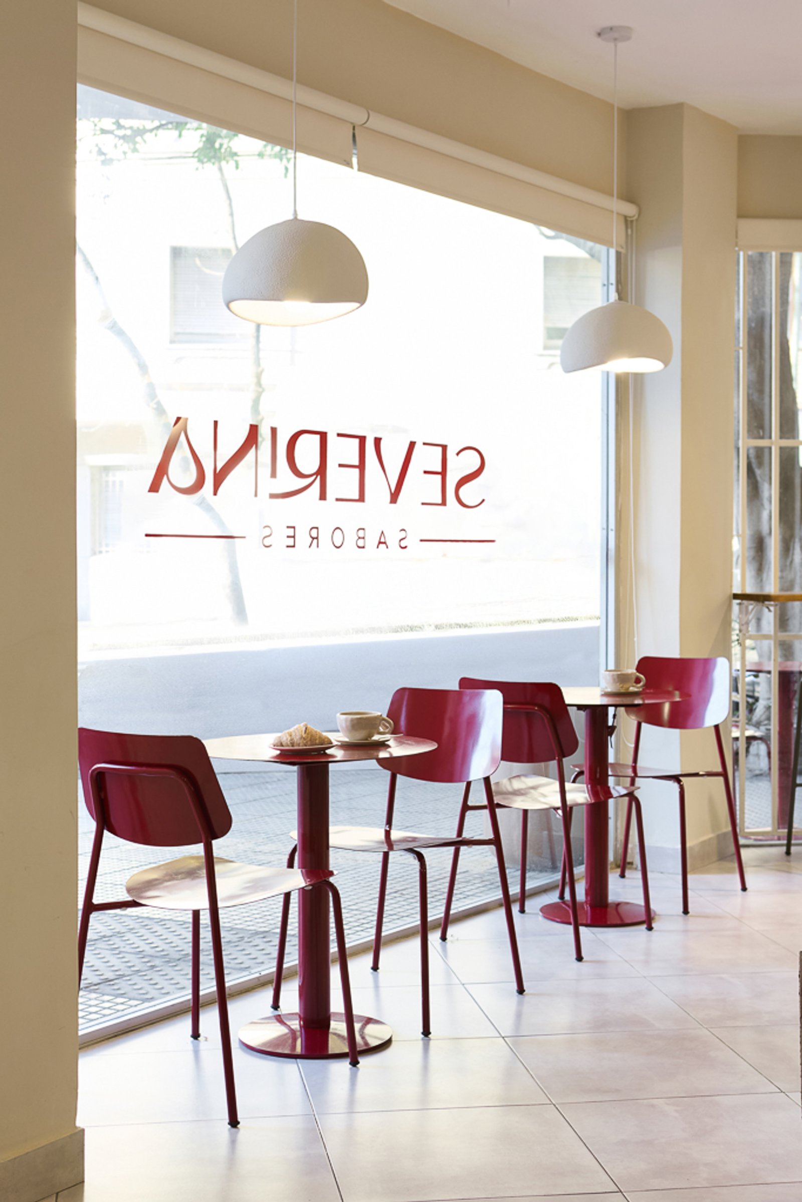 Cafetería moderna con mesas y sillas rojas — proyecto Severina, por Estudio Plats, en Acoyte 1396