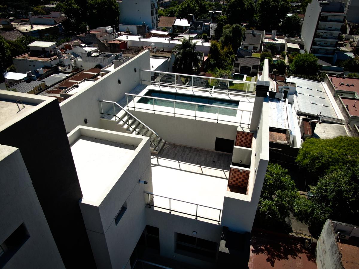 edifício moderno com piscina na cobertura e design minimalista — projeto Juan Agustín García 5154, por CIFARELLI arquitectos, em Buenos Aires