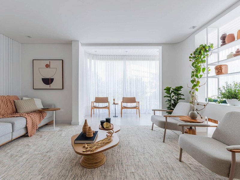 Apartamento tem sala e varanda integrados com muita luz natural e aconchego