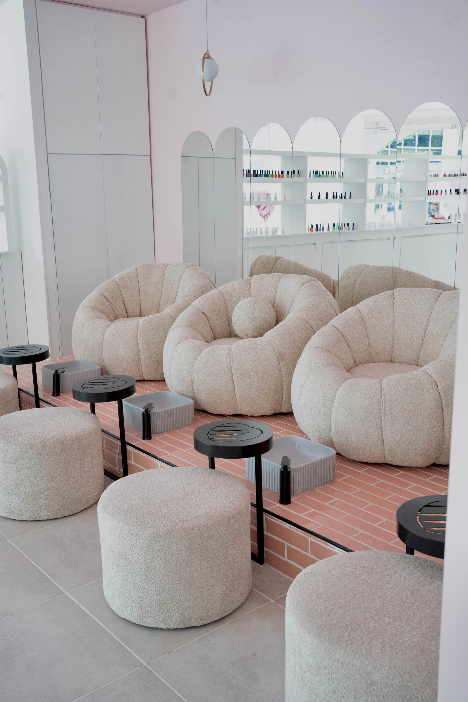 Espaço de beleza moderno com poltronas curvas bege — projeto Churri Beauty, por vil arquitectura y diseño, em Olga Cossettini 300