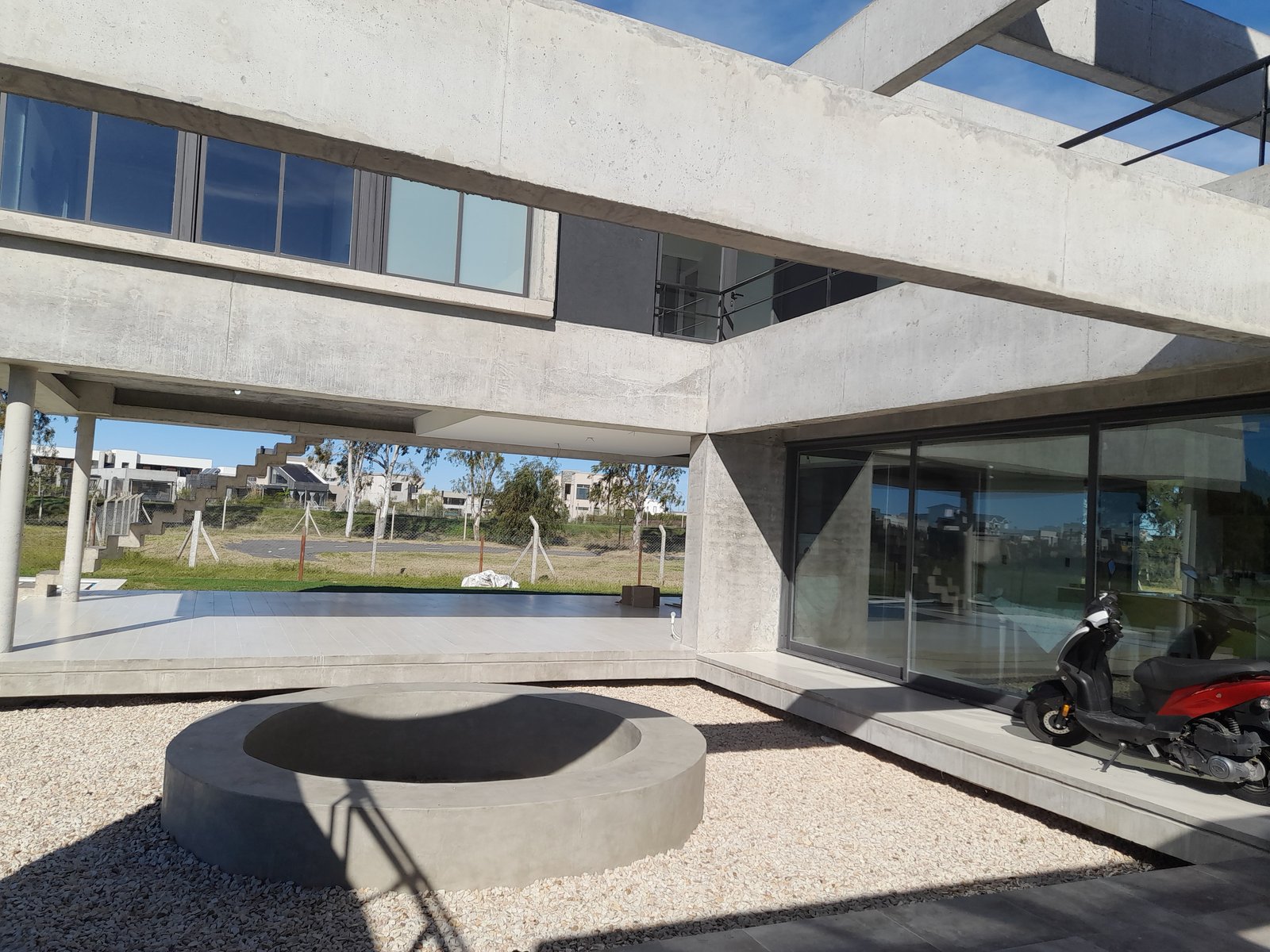 Casa moderna de hormigón con piscina y gran ventanal — proyecto Puerto Nizuc, por Estudio Fernandez Long & asoc., en Au Dr. Ricardo Balbín km 31.5