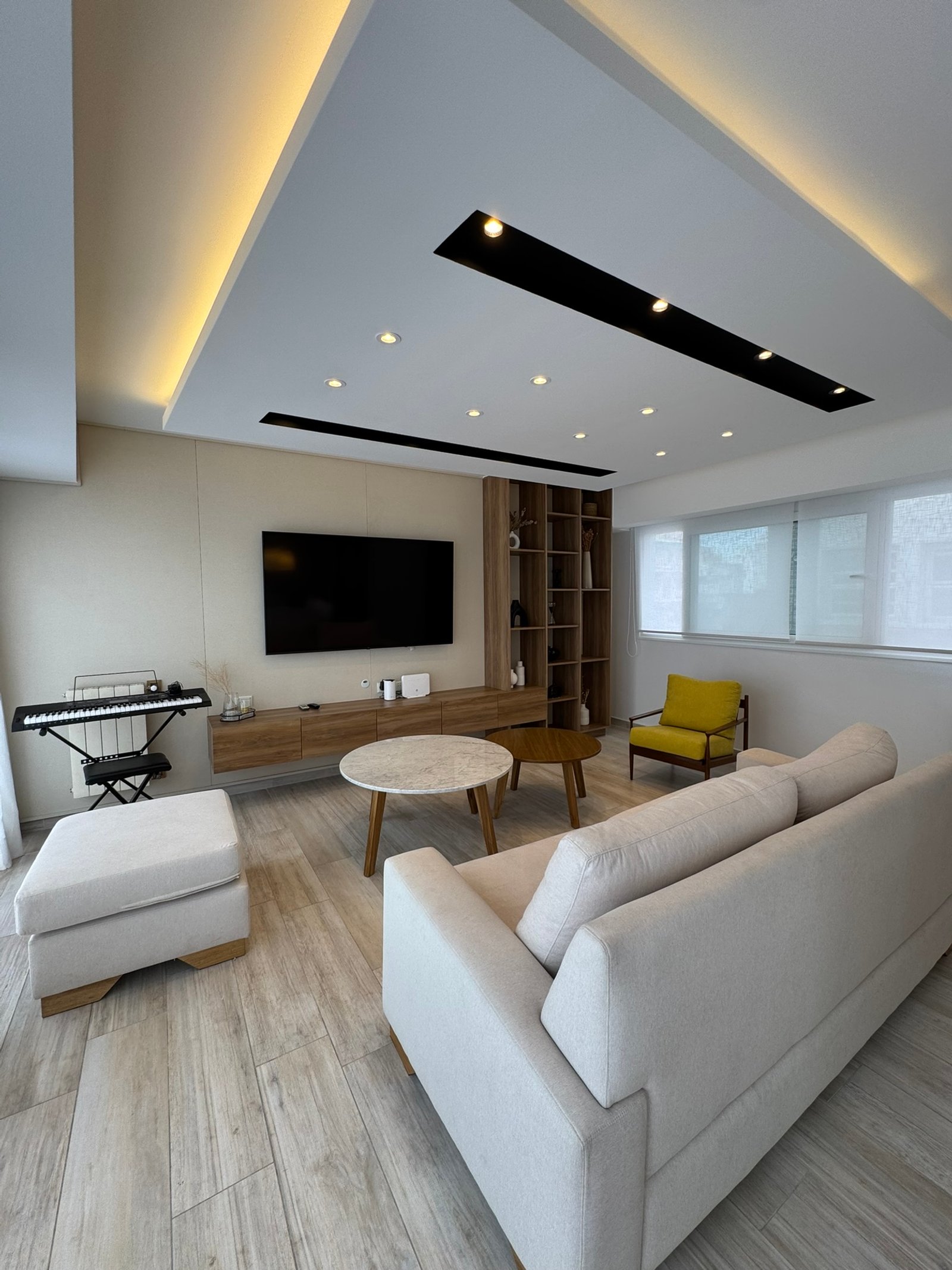 Living moderno escandinavo con sofá beige y luz indirecta — proyecto Apolinario, por MDBK Arquitectura, en Villa Crespo
