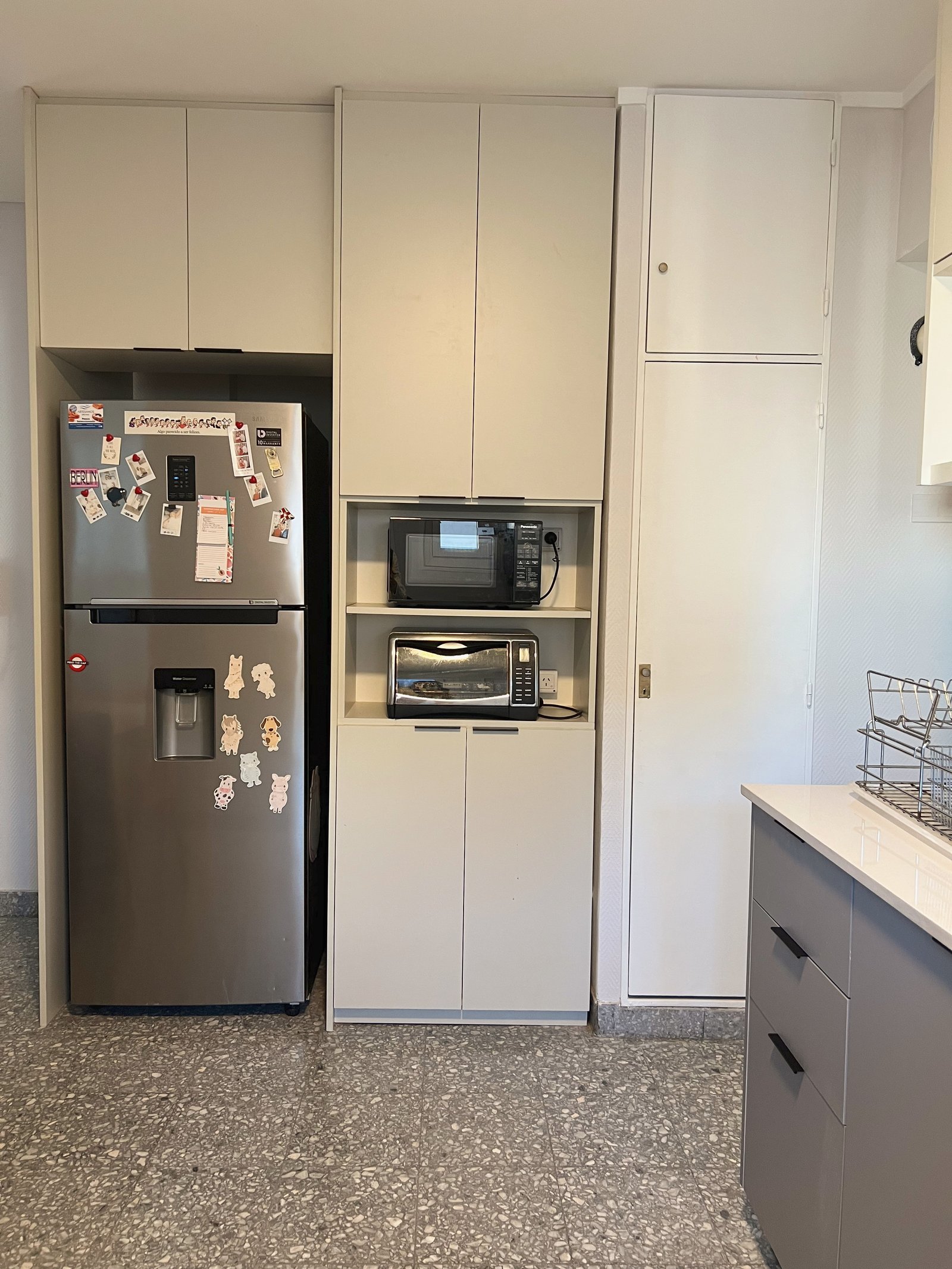 Cocina moderna con almacenamiento empotrado y electrodomésticos integrados — proyecto Juncal, por Equipe, en Buenos Aires