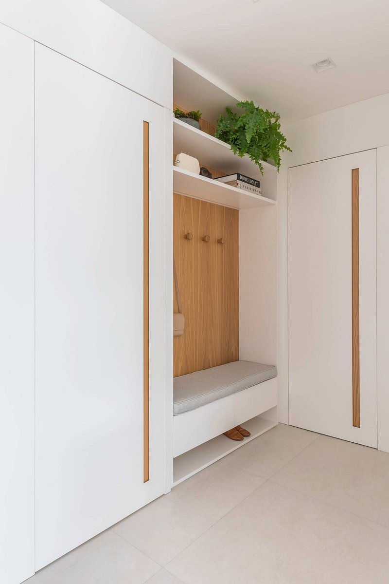 Apartamento tem sala e varanda integrados com muita luz natural e aconchego