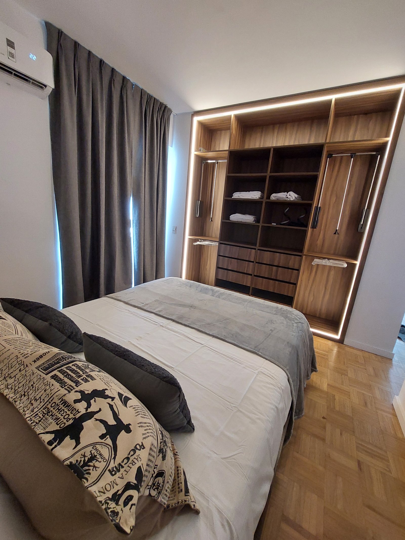 Quarto moderno com closet integrado e iluminação LED — projeto PARAGUAY, por Arquitecta, em Buenos Aires