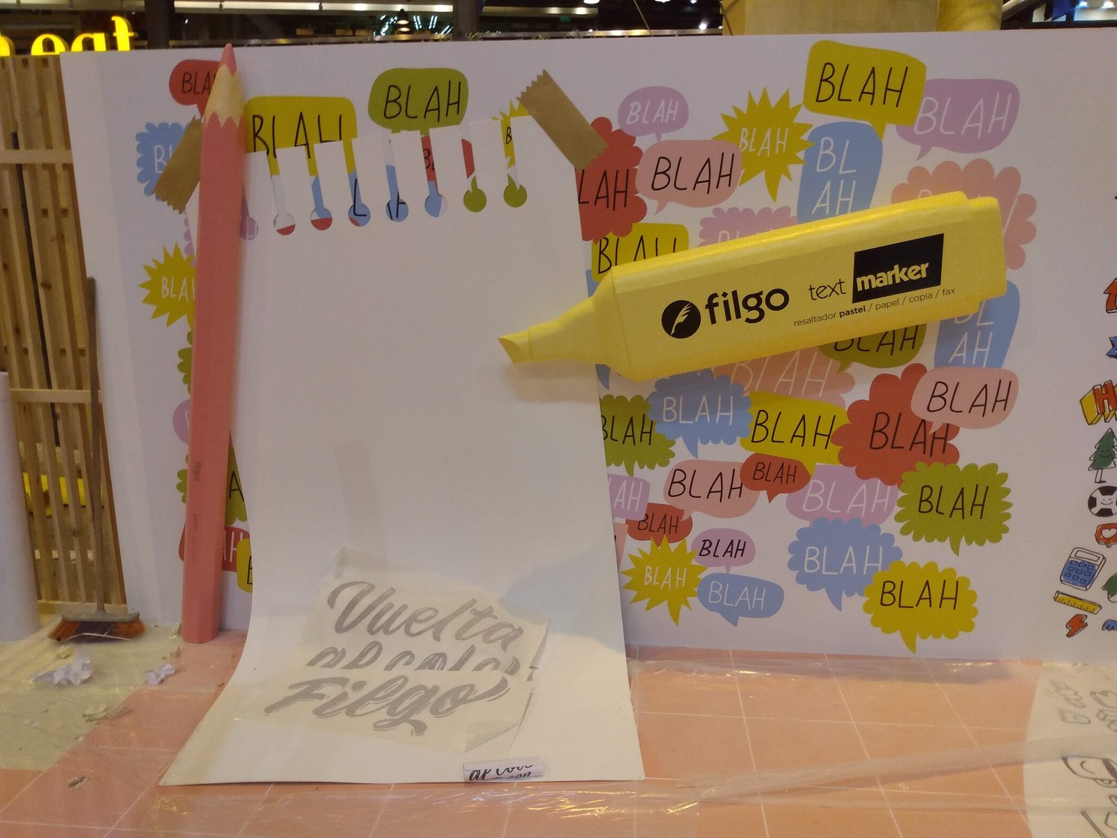 pared con arte gráfico de burbujas de diálogo y útiles de arte — proyecto Corporeos para stand de Filgo, por Arte Umbra, en Abasto
