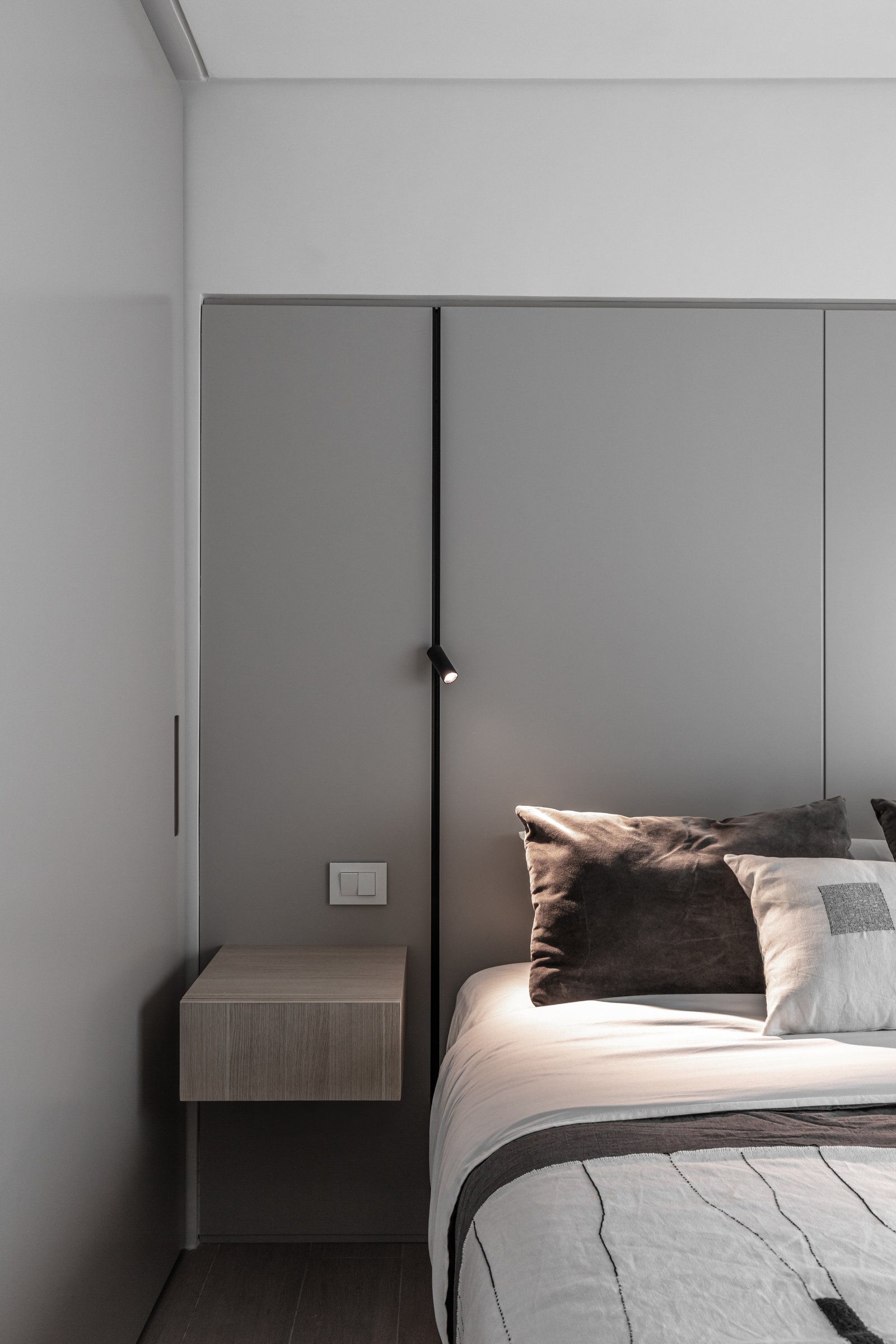 Dormitorio moderno minimalista con luz de riel y mesita flotante — proyecto Eslovenia | Pied-à-terre | Lucia Quinteros, por Ren Studio, en Cdad. Autónoma de Buenos Aires