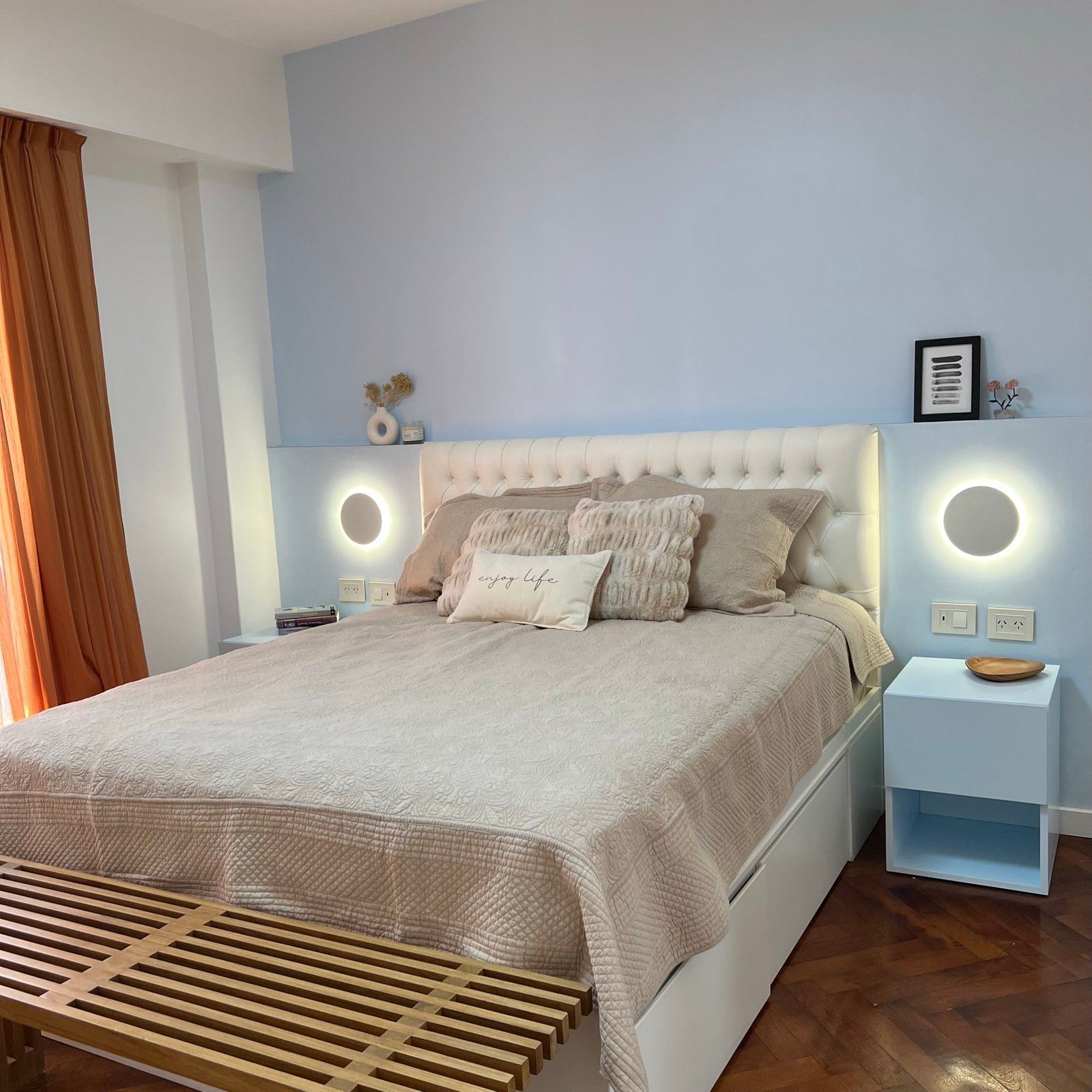 quarto moderno com iluminação suave e cores pastel — projeto Perón, por MDBK Arquitectura, em Barrio Norte