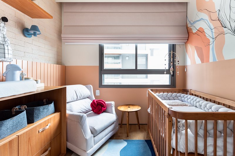 Quarto de bebê tem arte na parede, tijolinho e soluções simples