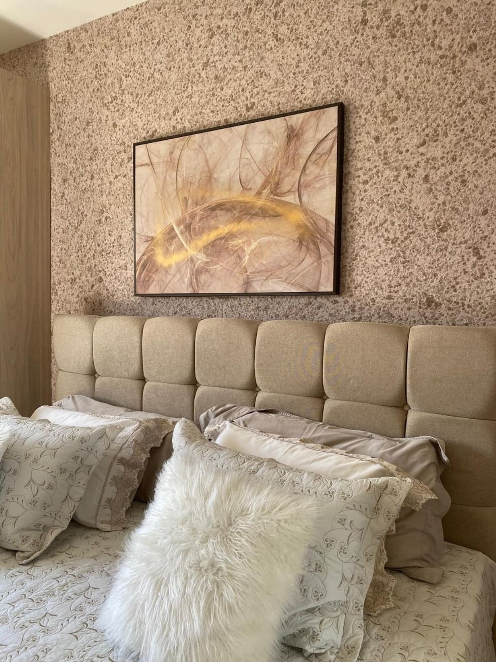 Quarto com cabeceira estofada e arte abstrata em parede texturizada — projeto Dormitorio, por ecodecor argentina, em Buenos Aires