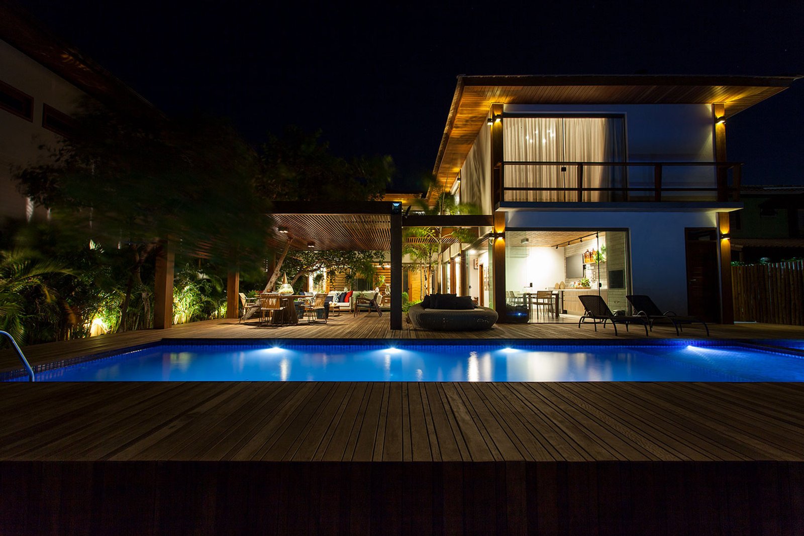 Piscina com cor predominante Preto do Projeto Residência FF por Milcent Arquitetura