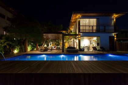 Pileta iluminada de noche con deck y casa moderna contemporánea — proyecto Residência FF, por Milcent Arquitetura