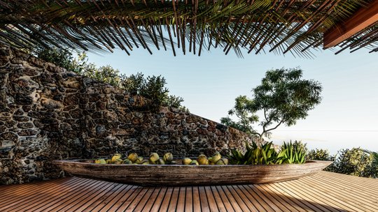 Terraza de madera con jardinera volcánica y plantas. Pergola de palmeras — proyecto Bangalo Txai, por Tetro Arquitetura