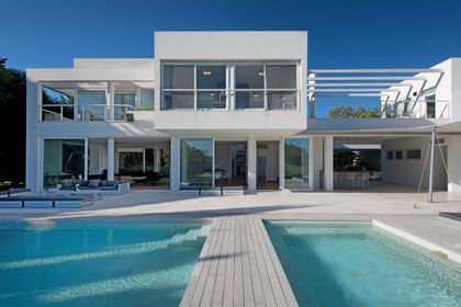 casa moderna con piscina y deck de madera — proyecto OX8 - Casa en Martindale, por MLS Estudio, en Martindale Country Club