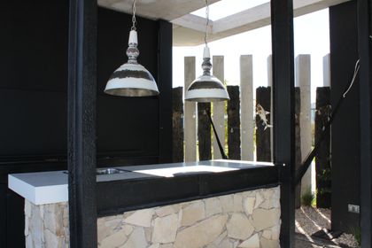 Quincho industrial con estructura negra y lámparas colgantes metalicas — proyecto casa L&C , por Arqlgdesign
