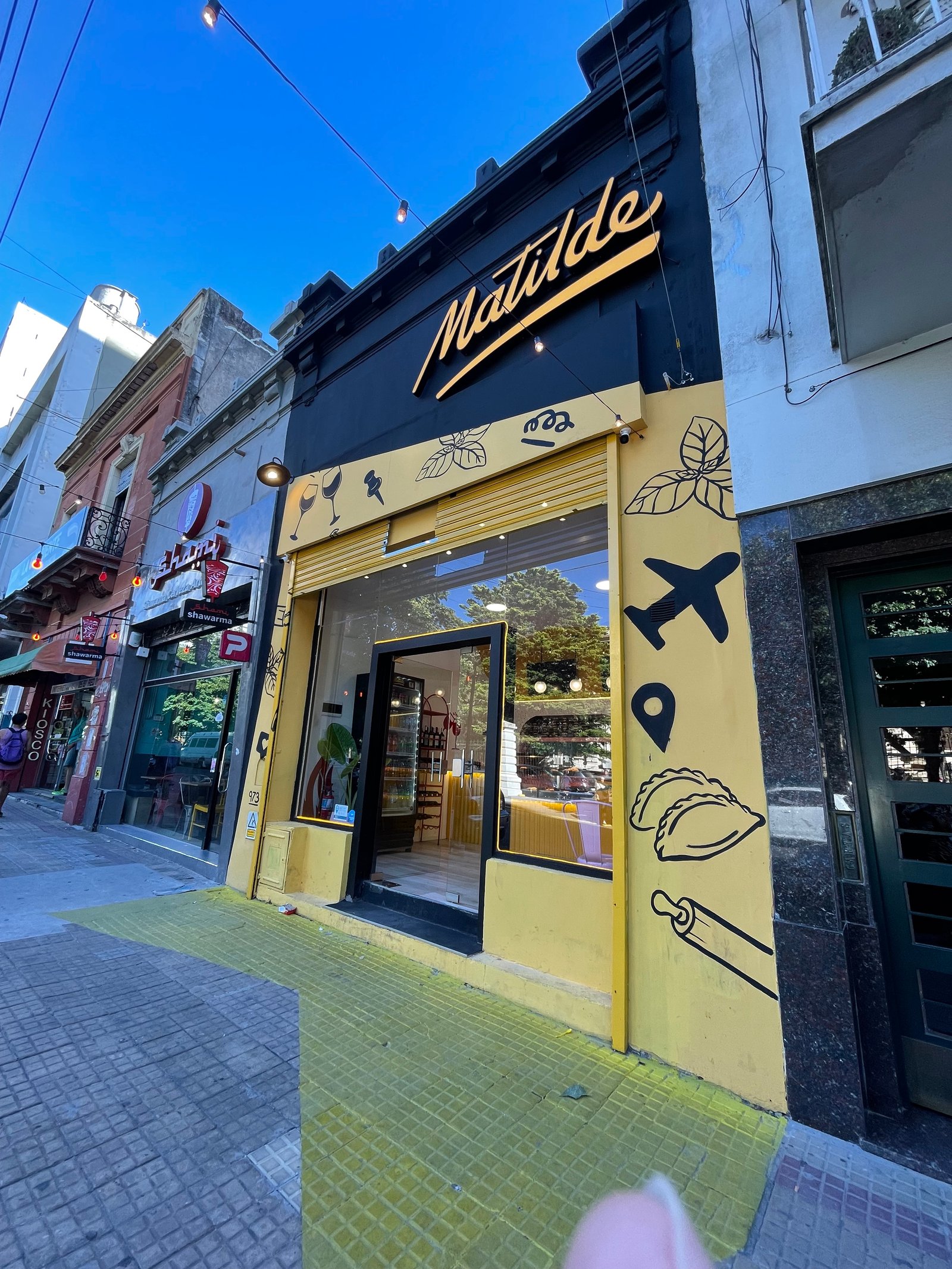 Fachada de loja comercial Matilde com detalhes amarelos e pretos — projeto Matilde Empanadas, por ACH Architecture, em La Plata