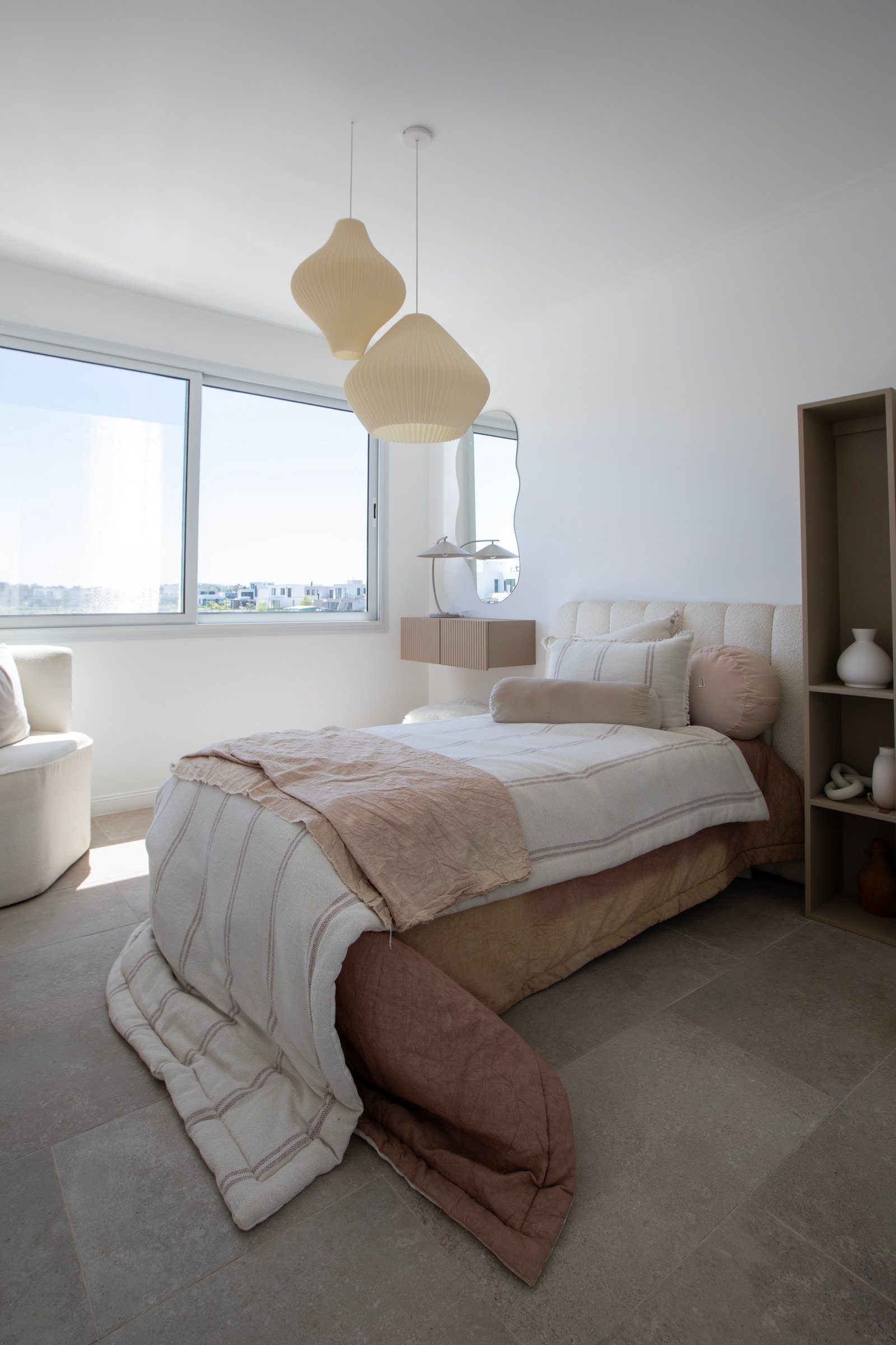 Dormitorio moderno con amplios ventanales y luces orgánicas — proyecto OBRA LE PIETRE DEL CASALE SABBIA, por ILVA, en Provincia de Buenos Aires