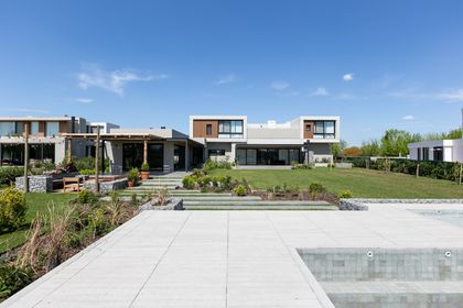 Complejo de casas modernas con pileta y amplios jardines — proyecto La volanta 152, por ATO Arquitectos