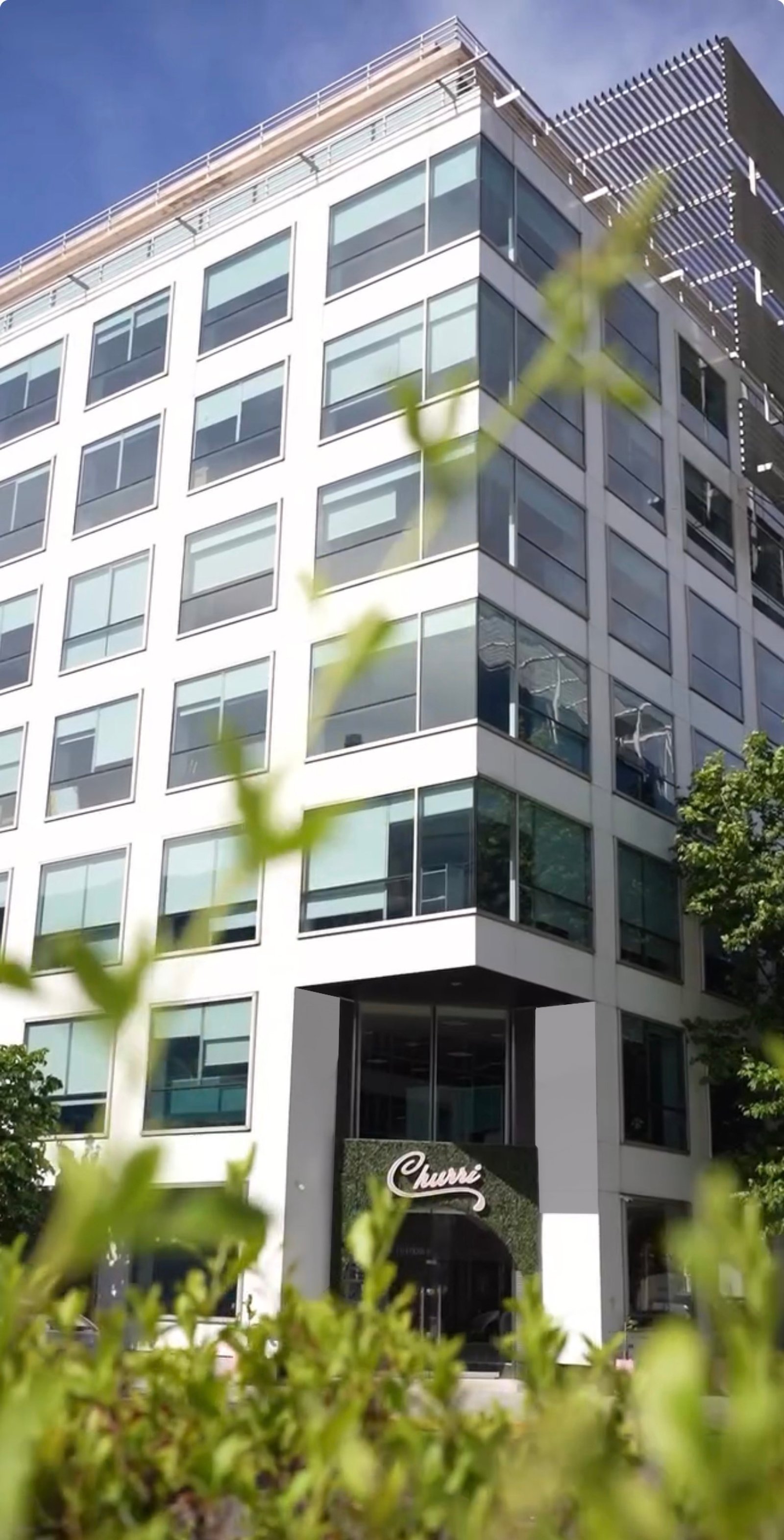 Edifício comercial moderno com fachada de vidro e entrada verde — projeto Churri Beauty, por vil arquitectura y diseño, em Olga Cossettini 300