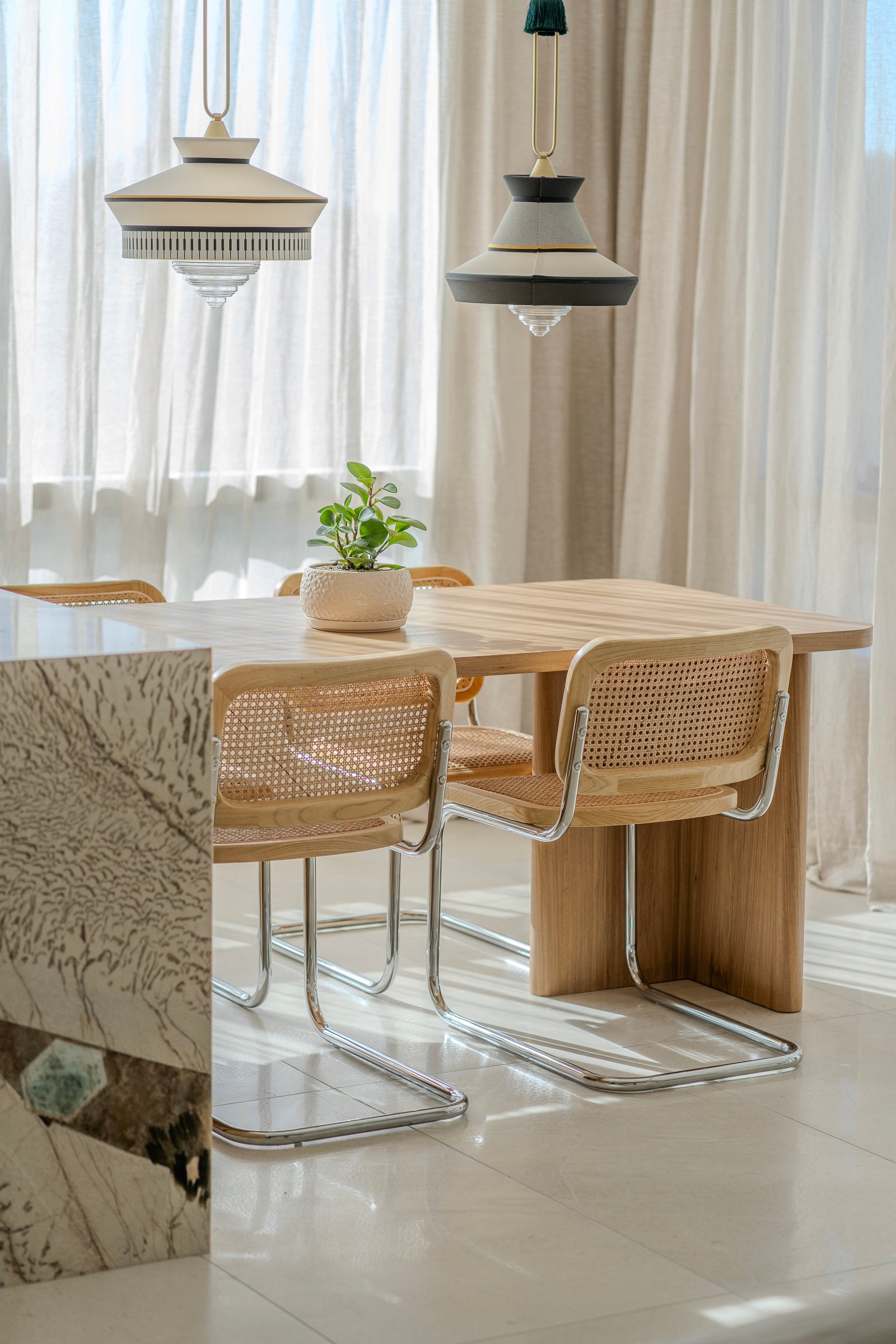 Comedor moderno con mesa de madera y sillas de ratán — proyecto Al Río - Cocina / Comedor, por Blue Rabbit Design, en Vicente López