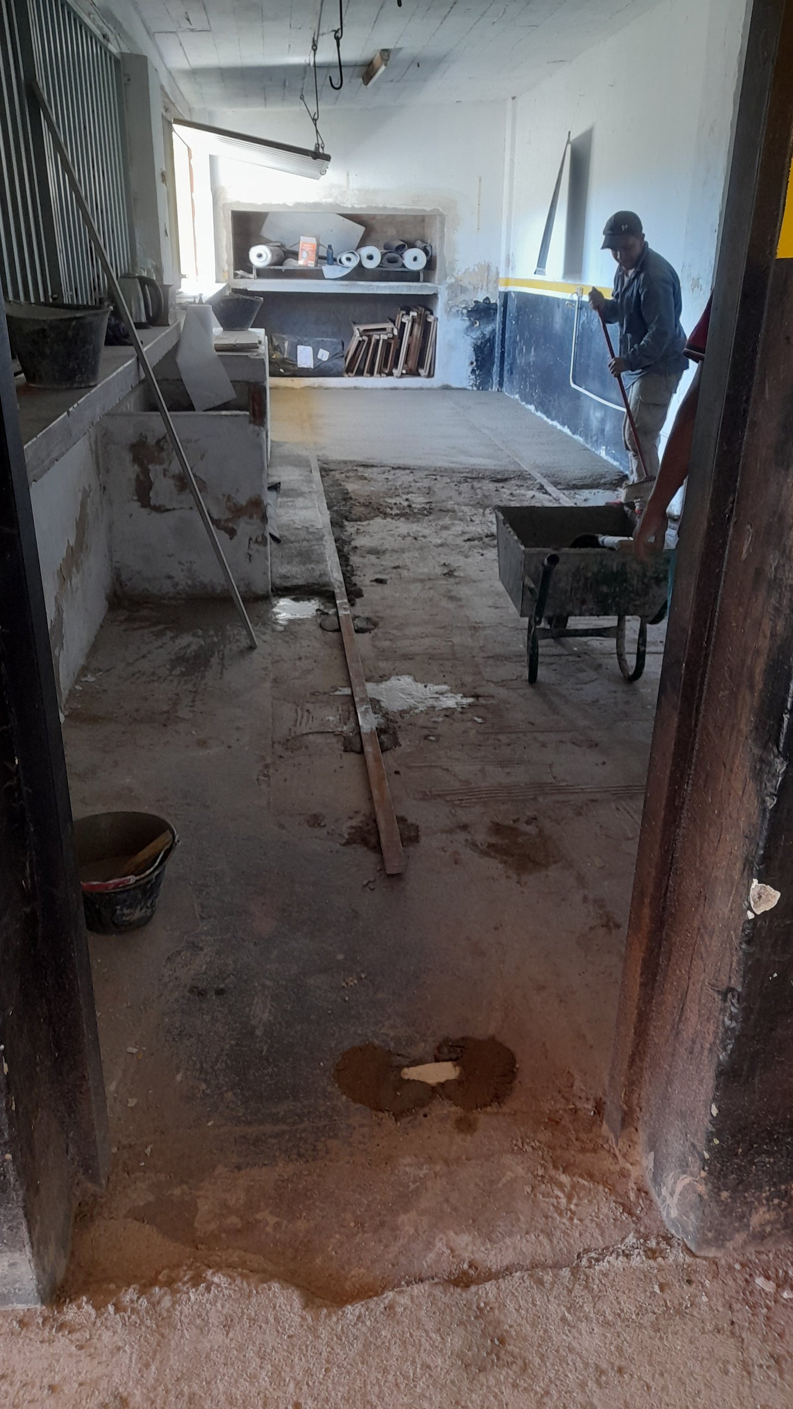 obra em interior com pessoa trabalhando — projeto Remodelación Bodegón del depo, por CN Construcciones, em Alta Gracia