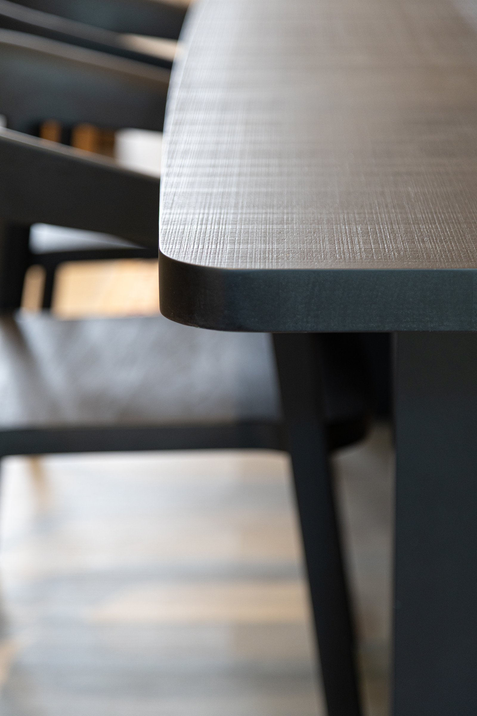 mesa y sillas de comedor modernas madera oscura y gris — proyecto Tendencias en comedores, por DESDE ASIA, en Palermo