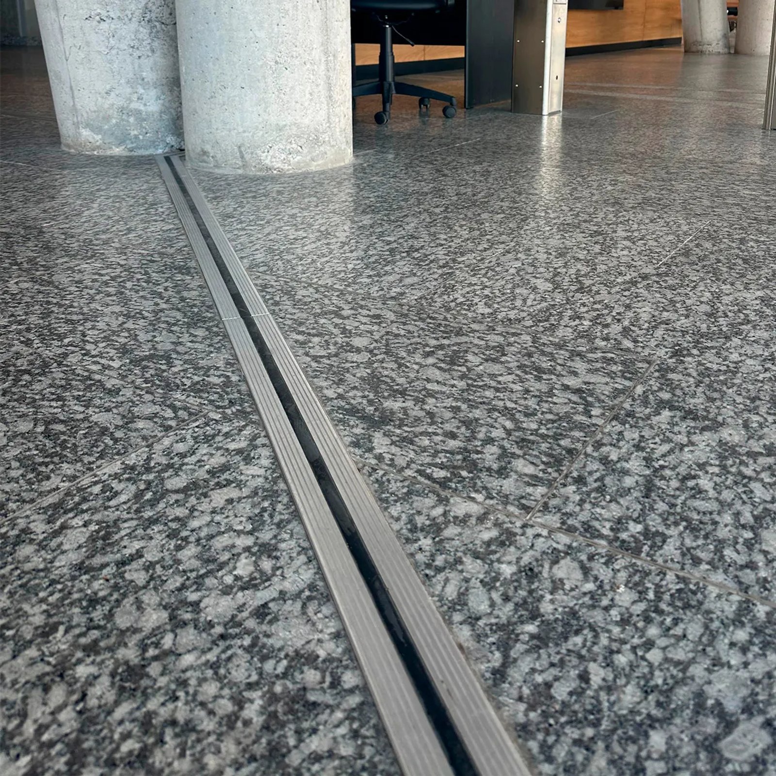 piso de granito con junta de dilatación metálica — proyecto Consejo Deliberante de Córdoba: Abierto a la ciudad., por ATRIM GLOBAL, en Ciudad de Córdoba