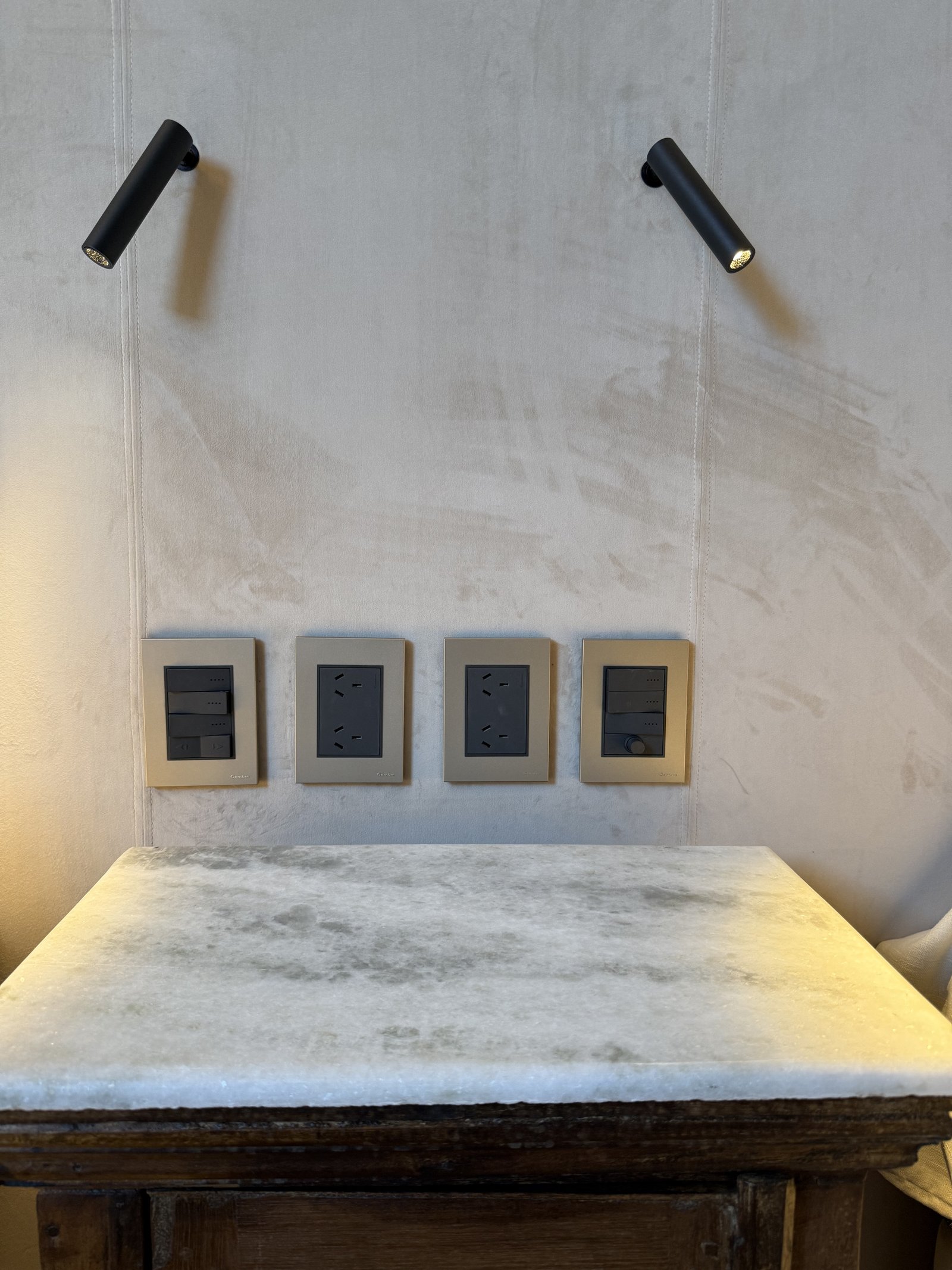 parede de microcimento texturizado, luminárias minimalistas e bancada de mármore — projeto Casa Nativa, por Cambre, em B1648 Tigre