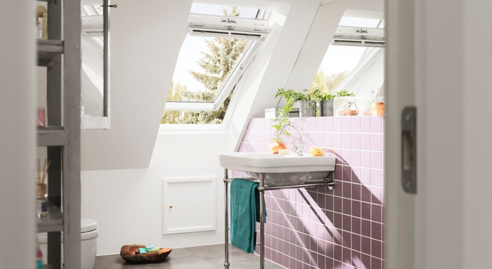 Baño moderno con lavabo sobre encimera y claraboya — proyecto Baño, por VELUX