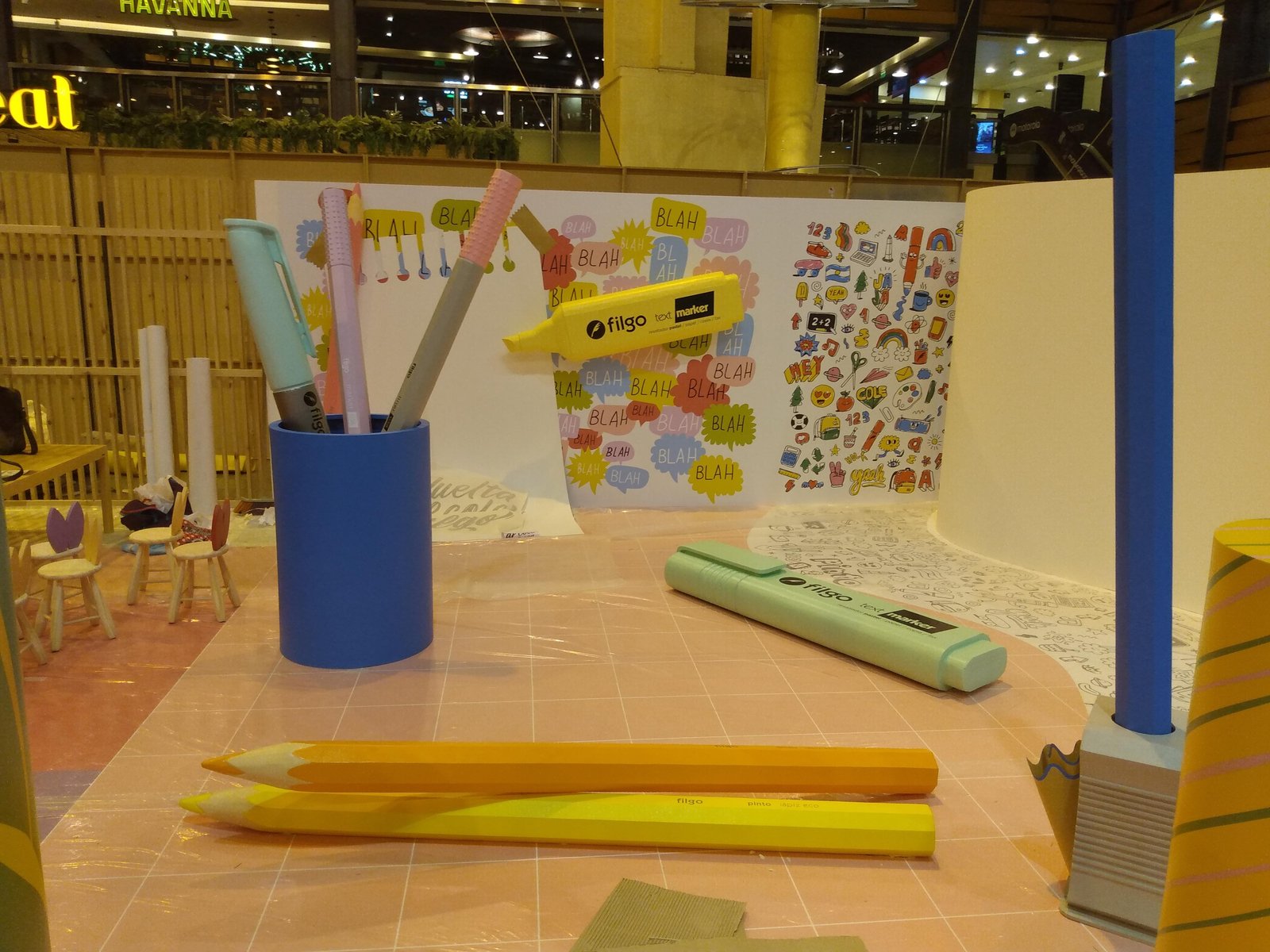 Objetos de papelería en exhibición en local comercial — proyecto Corporeos para stand de Filgo, por Arte Umbra, en Abasto