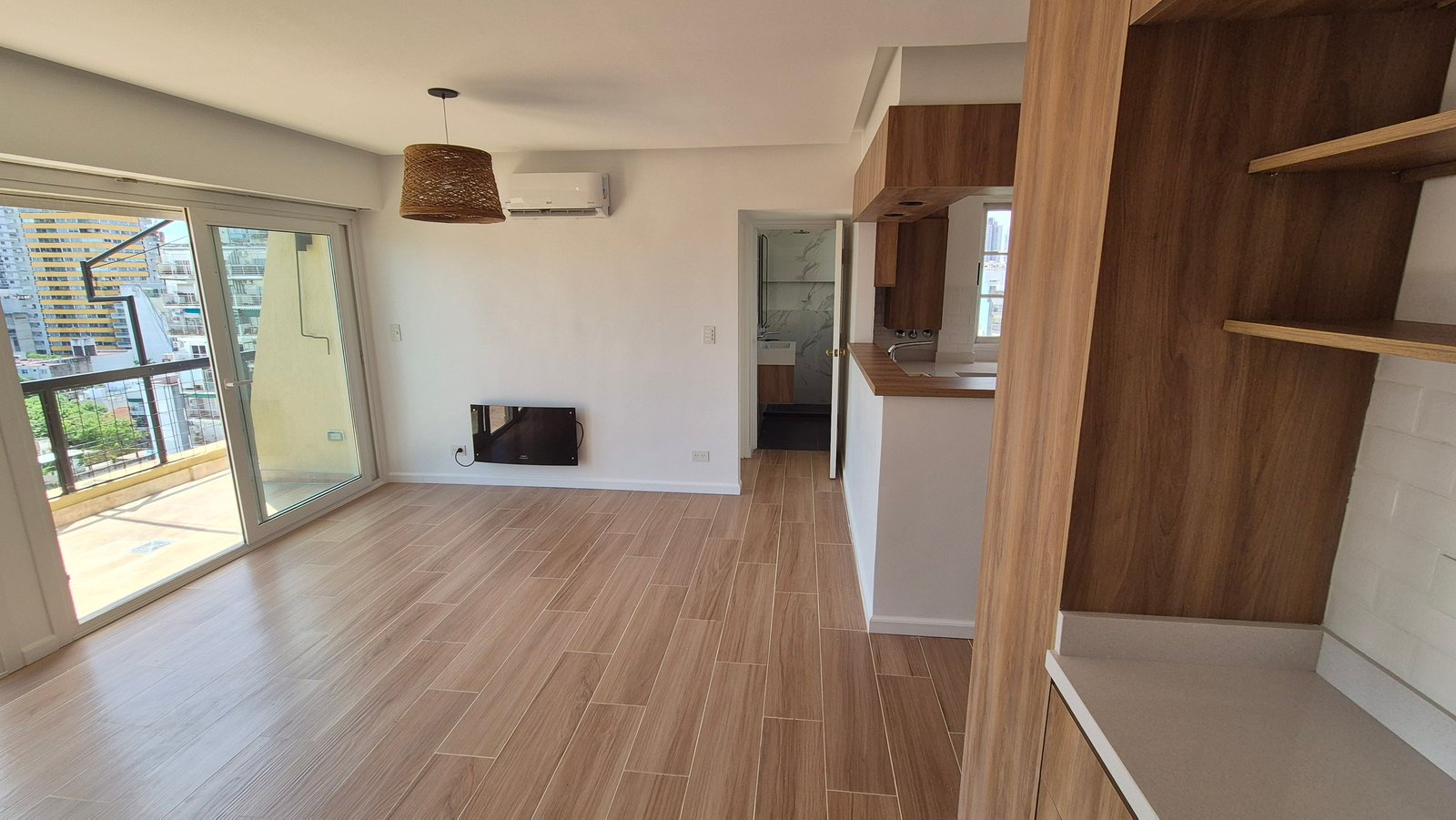 Sala de estar e jantar moderna com ilha e detalhes em madeira — projeto Living - Remodelación Soho, por RenovArqui, em Palermo