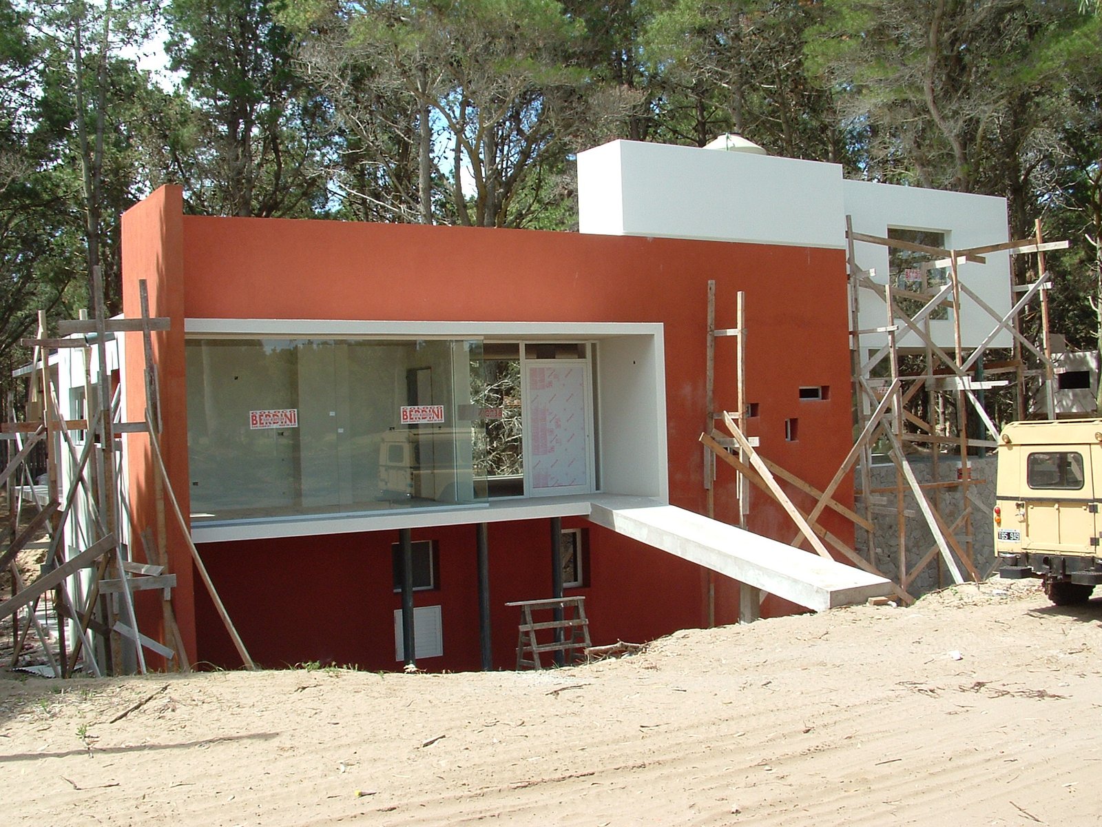 Casa moderna em construção com fachada de concreto terracota — projeto villa del puente, por GJF estudio, em Costa del Este