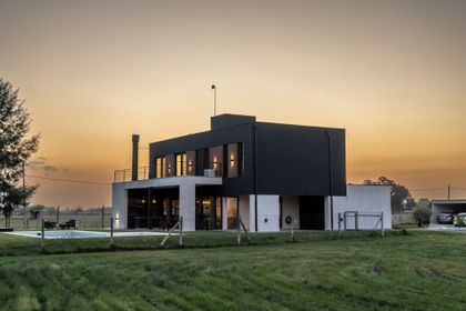 Casa moderna de dos pisos con fachada negra y blanca — proyecto Casa ALM57, por EZ architects, en Canning